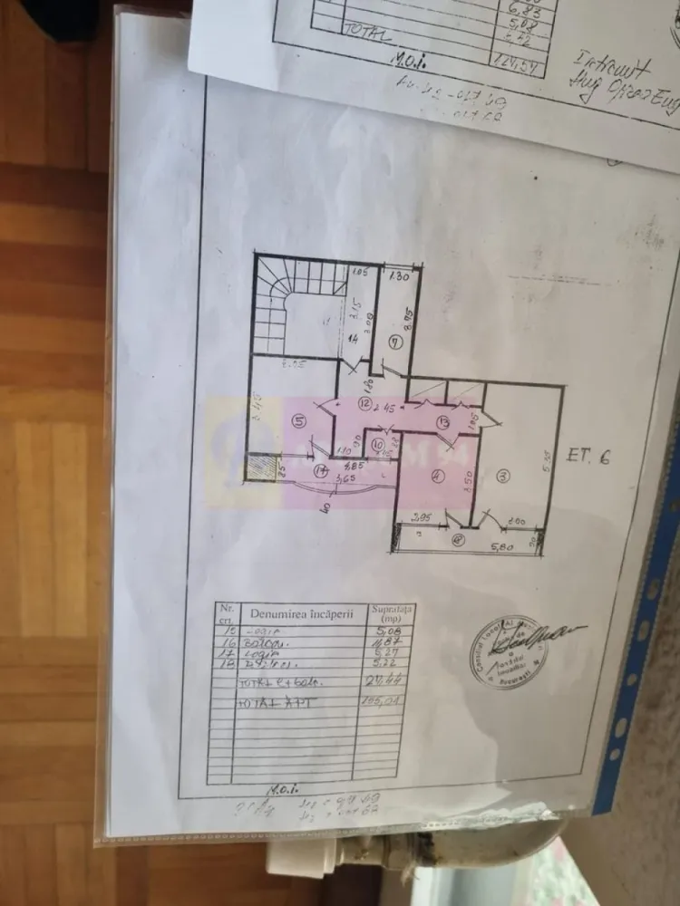 Duplex Bd Unirii- stradal- Tribunalul Nou. - Compania imobiliara Apulum 94 va propune un duplex compus din etajele 5+6, situat stradal pe Bd Unirii, langa Tribunalul Nou. 
Blocul este de tip monolit, construit in 1996. 
Apartamentul are o compartimentare foarte buna, pe primul etaj are livingul+ 1 dormitor+ bucatarie+ 1 baie+ 1terasa +1 balcon., iar pe etajul de sus are 3 dormitoare + 1 baie+ 2 balcoane. 
In interior apartamentul necesita renovare, are parchet din lemn care poate fi pastrat.
Zona este usor accesibila, avand in proximitate metrou Unirii, mijloace de transport, scoli, gradinite, hypermarketuri. 
Apartamentul este liber si se poate preda imediat.
Pentru detalii si vizionare nu ezitati sa ma sunati pe nr 0733683446- Laura Ionescu.