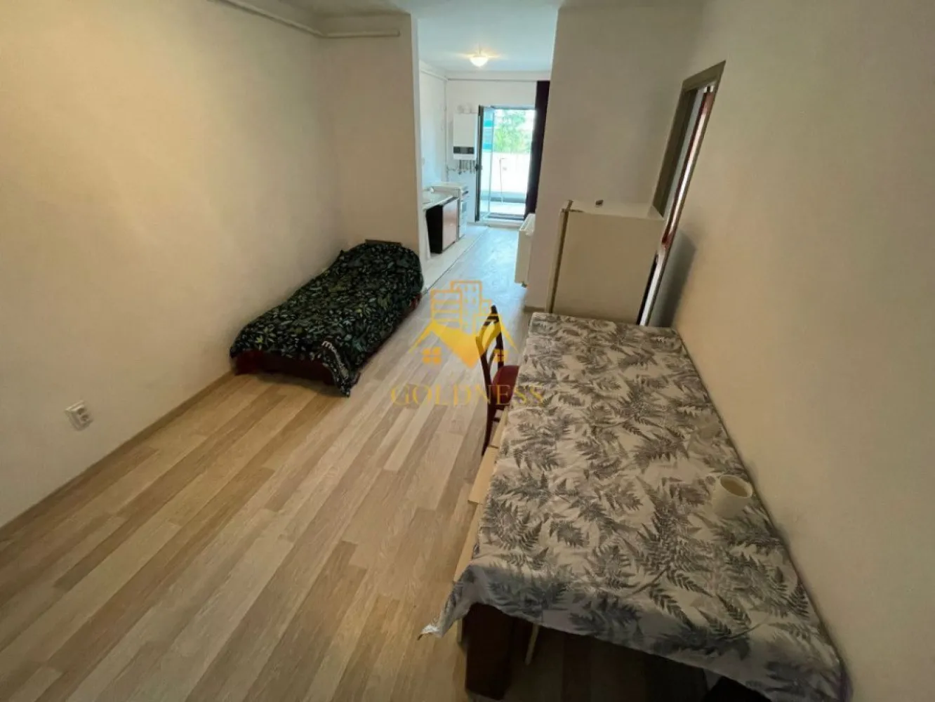 2 camere, Zona Frunzisului, Lidl, Azoria, Pet Friendly, Zorilor, UMF - GOLDNESS Imobiliare vă propune spre închiriere un apartament cu 2 camere, la etajul 1 într-un imobil de 12 etaje, pe Strada Frunzisului, în Cartierul Zorilor.
Posibilitate de parcare in zona la liber!

Apartamentul este compartimentat astfel:
-dormitor cu canapea extensibila, dulap, birou.
-baie cu cabina de dus, calorifer port prosop inox, chiuveta, wc.
-bucătăria partial mobilata si utilată 
-terasa de 8 mp cu o priveliște superbă

Imobilul este dotat cu toate cele necesare - centrală proprie, mașină de spălat haine, frigider, aragaz.
Se află în apropierea stațiilor de transport în comun, magazine, spații verzi, farmacii, etc.

Dacă sunteți interesați de acest apartament și doriți să îl vizionați, dar și pentru alte oferte sau detalii nu ezitați să ne contactați telefonic sau prin e-mail. Vă stăm la dispoziție!
Pentru intermediere se percepe un comision de 50% din prețul chiriei!