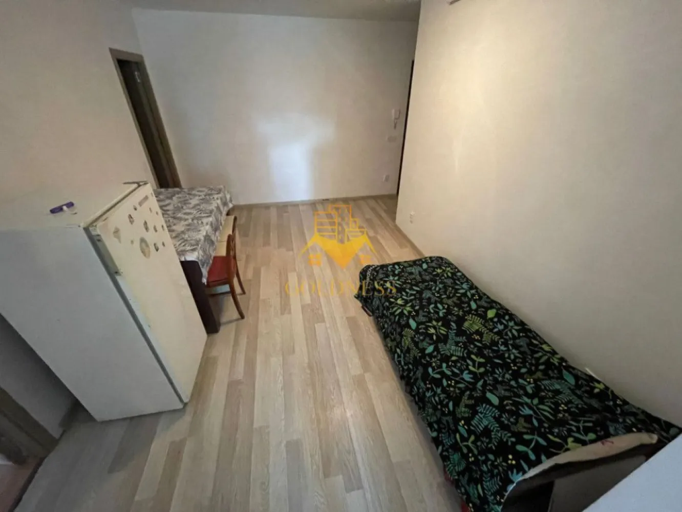 2 camere, Zona Frunzisului, Lidl, Azoria, Pet Friendly, Zorilor, UMF - GOLDNESS Imobiliare vă propune spre închiriere un apartament cu 2 camere, la etajul 1 într-un imobil de 12 etaje, pe Strada Frunzisului, în Cartierul Zorilor.
Posibilitate de parcare in zona la liber!

Apartamentul este compartimentat astfel:
-dormitor cu canapea extensibila, dulap, birou.
-baie cu cabina de dus, calorifer port prosop inox, chiuveta, wc.
-bucătăria partial mobilata si utilată 
-terasa de 8 mp cu o priveliște superbă

Imobilul este dotat cu toate cele necesare - centrală proprie, mașină de spălat haine, frigider, aragaz.
Se află în apropierea stațiilor de transport în comun, magazine, spații verzi, farmacii, etc.

Dacă sunteți interesați de acest apartament și doriți să îl vizionați, dar și pentru alte oferte sau detalii nu ezitați să ne contactați telefonic sau prin e-mail. Vă stăm la dispoziție!
Pentru intermediere se percepe un comision de 50% din prețul chiriei!