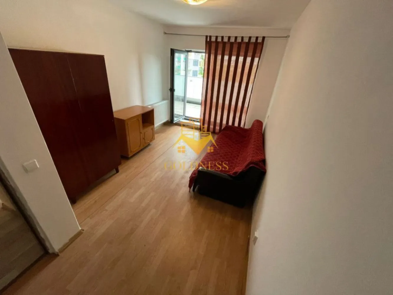 2 camere, Zona Frunzisului, Lidl, Azoria, Pet Friendly, Zorilor, UMF - GOLDNESS Imobiliare vă propune spre închiriere un apartament cu 2 camere, la etajul 1 într-un imobil de 12 etaje, pe Strada Frunzisului, în Cartierul Zorilor.
Posibilitate de parcare in zona la liber!

Apartamentul este compartimentat astfel:
-dormitor cu canapea extensibila, dulap, birou.
-baie cu cabina de dus, calorifer port prosop inox, chiuveta, wc.
-bucătăria partial mobilata si utilată 
-terasa de 8 mp cu o priveliște superbă

Imobilul este dotat cu toate cele necesare - centrală proprie, mașină de spălat haine, frigider, aragaz.
Se află în apropierea stațiilor de transport în comun, magazine, spații verzi, farmacii, etc.

Dacă sunteți interesați de acest apartament și doriți să îl vizionați, dar și pentru alte oferte sau detalii nu ezitați să ne contactați telefonic sau prin e-mail. Vă stăm la dispoziție!
Pentru intermediere se percepe un comision de 50% din prețul chiriei!