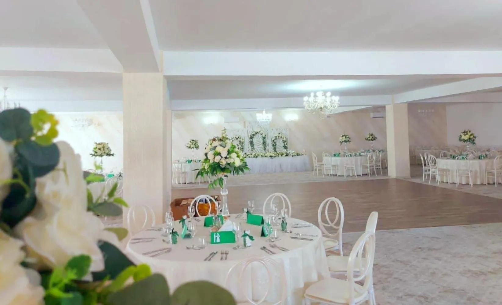 LORD HOUSE EVENTS – SALON DE EVENIMENTE PREMIUM, loc. Pechea - Vă prezentăm spre achiziție un complex modern destinat organizării de evenimente private și corporate, situat în localitatea Pechea, județul Galați, cu poziționare excelentă la drumul principal și acces facil.
Proprietatea reprezintă o investiție sigură și profitabilă, fiind complet funcțională, amenajată premium și pregătită pentru continuarea activității fără investiții suplimentare majore.
Construit după anul 2020, complexul este amplasat pe un teren în suprafață de 2.400 mp și include o clădire modernă cu suprafață construită de aproximativ 917 mp, compartimentată eficient pentru desfășurarea evenimentelor la standarde ridicate.
Interiorul impresionează prin eleganță, spații generoase și finisaje premium. Salonul principal dispune de zonă de recepție și primire, sală de evenimente cu ring de dans și spațiu dedicat formațiilor sau DJ-ului, grupuri sanitare pentru clienți, vestiar și grup sanitar pentru personal, precum și bucătărie profesională complet echipată.
Designul interior este realizat într-un stil modern și rafinat, cu candelabre elegante, decoruri florale premium și finisaje atent alese pentru evenimente exclusiviste, nunți, botezuri, petreceri private sau evenimente corporate.
Proprietatea beneficiază de:
- acoperiș Lindab
- izolație termică și fonică
- toate materialele ignifuge
- mochetă trafic intens
- tâmplărie modernă
- curent electric 380V / 220V / 240V
- puț forat la aproximativ 110 m adâncime
- 8 aparate de aer condiționat Daikin 18.000 BTU
- centrală termică 16 camere de supraveghere.
Complexul oferă posibilitate de extindere prin executarea unui etaj suplimentar, ideal pentru dezvoltarea unei zone de cazare, spa, rooftop sau alte facilități complementare.
Afacerea este complet funcțională și se predă cu contracte existente. Pentru investitorii interesați, pot fi puse la dispoziție situații financiar-contabile care evidențiază potențialul ridicat de dezvoltare și profitabilitatea afacerii.
Preț propus pentru tranzacționare: 665.000 euro, ușor negociabil.
Comision 0% pentru cumpărător.
Ofertă prezentată în exclusivitate de MAG INVEST.
Contact:
Marian – 0740 949 871
Liliana – 0746 252 252
