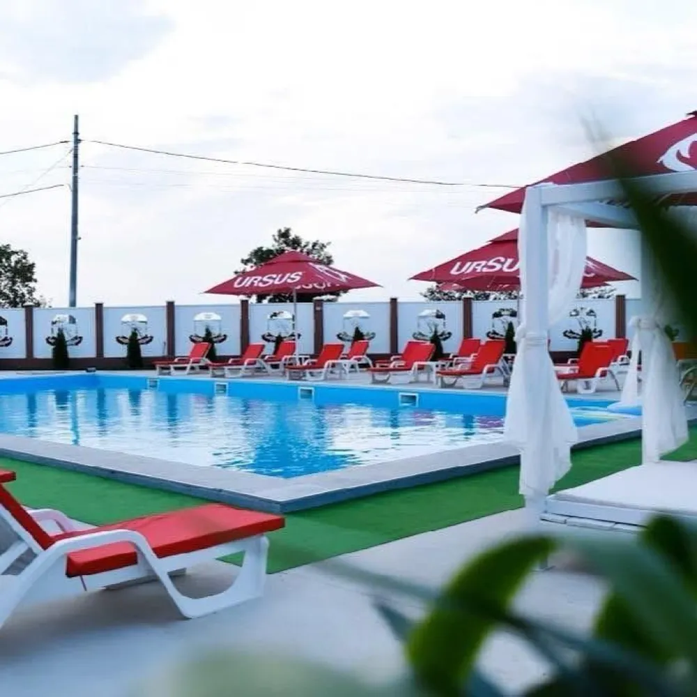 LORD HOUSE EVENTS – SALON DE EVENIMENTE PREMIUM, loc. Pechea - Vă prezentăm spre achiziție un complex modern destinat organizării de evenimente private și corporate, situat în localitatea Pechea, județul Galați, cu poziționare excelentă la drumul principal și acces facil.
Proprietatea reprezintă o investiție sigură și profitabilă, fiind complet funcțională, amenajată premium și pregătită pentru continuarea activității fără investiții suplimentare majore.
Construit după anul 2020, complexul este amplasat pe un teren în suprafață de 2.400 mp și include o clădire modernă cu suprafață construită de aproximativ 917 mp, compartimentată eficient pentru desfășurarea evenimentelor la standarde ridicate.
Interiorul impresionează prin eleganță, spații generoase și finisaje premium. Salonul principal dispune de zonă de recepție și primire, sală de evenimente cu ring de dans și spațiu dedicat formațiilor sau DJ-ului, grupuri sanitare pentru clienți, vestiar și grup sanitar pentru personal, precum și bucătărie profesională complet echipată.
Designul interior este realizat într-un stil modern și rafinat, cu candelabre elegante, decoruri florale premium și finisaje atent alese pentru evenimente exclusiviste, nunți, botezuri, petreceri private sau evenimente corporate.
Proprietatea beneficiază de:
- acoperiș Lindab
- izolație termică și fonică
- toate materialele ignifuge
- mochetă trafic intens
- tâmplărie modernă
- curent electric 380V / 220V / 240V
- puț forat la aproximativ 110 m adâncime
- 8 aparate de aer condiționat Daikin 18.000 BTU
- centrală termică 16 camere de supraveghere.
Complexul oferă posibilitate de extindere prin executarea unui etaj suplimentar, ideal pentru dezvoltarea unei zone de cazare, spa, rooftop sau alte facilități complementare.
Afacerea este complet funcțională și se predă cu contracte existente. Pentru investitorii interesați, pot fi puse la dispoziție situații financiar-contabile care evidențiază potențialul ridicat de dezvoltare și profitabilitatea afacerii.
Preț propus pentru tranzacționare: 665.000 euro, ușor negociabil.
Comision 0% pentru cumpărător.
Ofertă prezentată în exclusivitate de MAG INVEST.
Contact:
Marian – 0740 949 871
Liliana – 0746 252 252