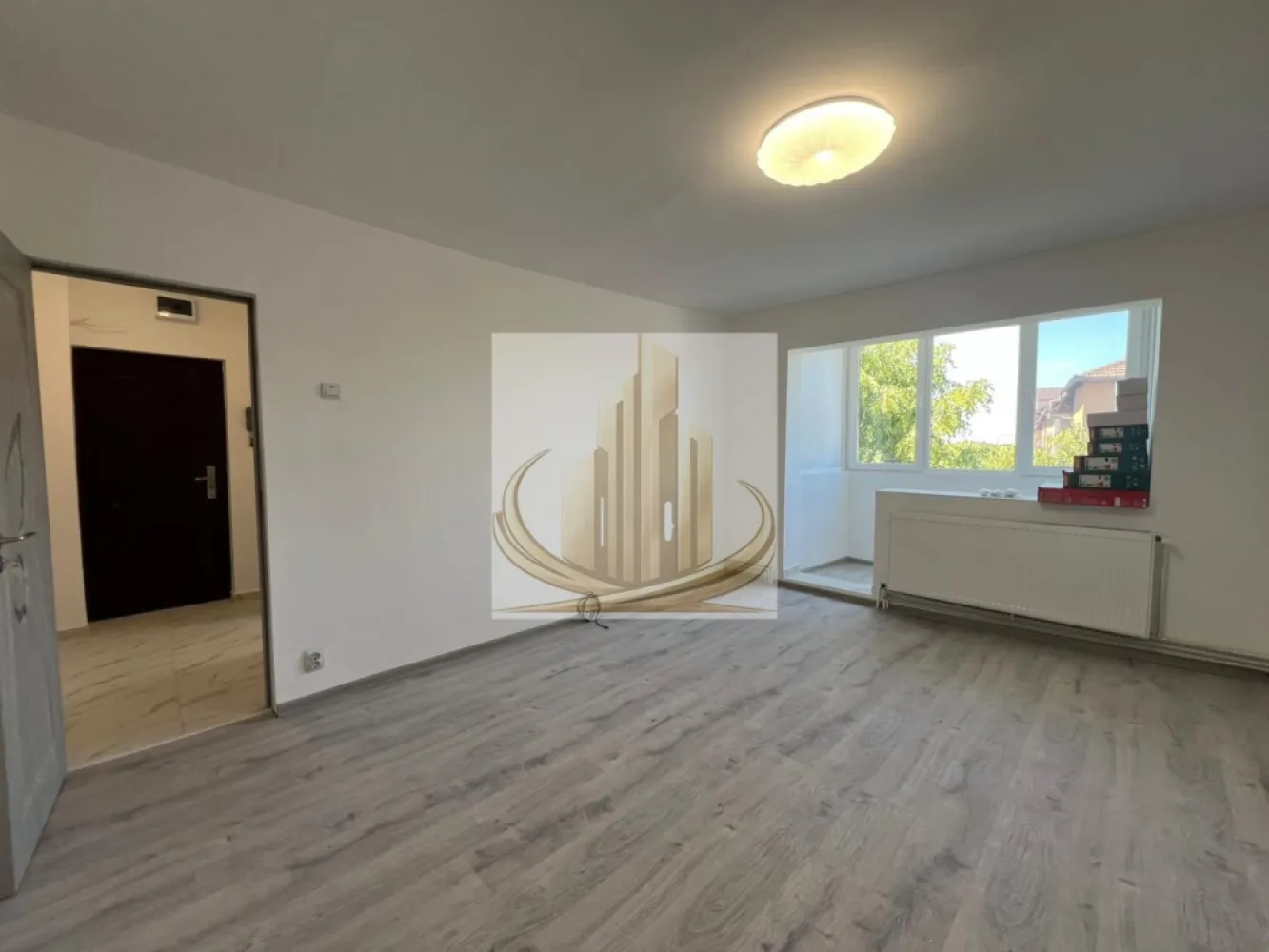 Ap 2 cam| Renovat integral | Etaj Intermediar | Shopping City | Turist - Echipa Grand Mobilis Imobiliare vă propune spre vânzare un apartament modern cu 2 camere, semidecomandat, situat la etaj intermediar (4 din 5, cu acoperiș), într-un bloc construit în anii 1980 și reabilitat termic.

Încă de la primul pas, locuința impresionează prin atmosfera modernă, finisajele atent alese și atenția la detalii, oferind senzația unui apartament dintr-un bloc nou. Renovarea a fost realizată integral cu materiale de calitate, într-un stil contemporan, cald și elegant, rezultând un spațiu perfect echilibrat între estetică și funcționalitate.

Printre îmbunătățirile importante ale proprietății se regăsesc:

instalație electrică complet nouă;
instalație sanitară nouă cu țevi din cupru;
apartament pregătit pentru montarea centralei proprii pe gaz;
finisaje moderne și de bun gust;
compartimentare eficientă și luminoasă;
bloc reabilitat termic, cu costuri reduse de întreținere.

Locuința este amplasată într-o zonă extrem de apreciată datorită accesibilității excelente și a tuturor facilităților aflate în imediata apropiere:

Shopping City la aproximativ 7 minute de mers pe jos;
stație de tramvai, autobuz și taxi la doar 2 minute;
magazine, supermarketuri, piață, școală, grădiniță și sală de sport;
acces rapid către principalele puncte de interes ale orașului.

Totodată, apartamentul beneficiază de conexiuni foarte bune către centrele universitare, acestea fiind accesibile în aproximativ 20 de minute cu transportul în comun, ceea ce îl transformă și într-o oportunitate excelentă de investiție.

Proprietatea este ideală:

pentru o familie sau un cuplu care își dorește un cămin modern și primitor;
pentru tineri care caută confort și accesibilitate;
dar și pentru investiție, datorită randamentului ridicat de închiriere specific zonei.

Acest apartament reușește să combine perfect designul modern și confortul unui cămin elegant cu avantajele unei poziționări excelente, într-una dintre cele mai căutate zone ale orașului.