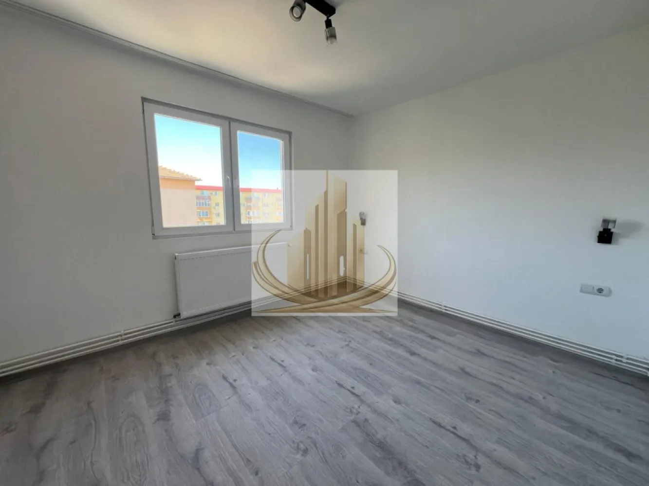 Ap 2 cam| Renovat integral | Etaj Intermediar | Shopping City | Turist - Echipa Grand Mobilis Imobiliare vă propune spre vânzare un apartament modern cu 2 camere, semidecomandat, situat la etaj intermediar (4 din 5, cu acoperiș), într-un bloc construit în anii 1980 și reabilitat termic.

Încă de la primul pas, locuința impresionează prin atmosfera modernă, finisajele atent alese și atenția la detalii, oferind senzația unui apartament dintr-un bloc nou. Renovarea a fost realizată integral cu materiale de calitate, într-un stil contemporan, cald și elegant, rezultând un spațiu perfect echilibrat între estetică și funcționalitate.

Printre îmbunătățirile importante ale proprietății se regăsesc:

instalație electrică complet nouă;
instalație sanitară nouă cu țevi din cupru;
apartament pregătit pentru montarea centralei proprii pe gaz;
finisaje moderne și de bun gust;
compartimentare eficientă și luminoasă;
bloc reabilitat termic, cu costuri reduse de întreținere.

Locuința este amplasată într-o zonă extrem de apreciată datorită accesibilității excelente și a tuturor facilităților aflate în imediata apropiere:

Shopping City la aproximativ 7 minute de mers pe jos;
stație de tramvai, autobuz și taxi la doar 2 minute;
magazine, supermarketuri, piață, școală, grădiniță și sală de sport;
acces rapid către principalele puncte de interes ale orașului.

Totodată, apartamentul beneficiază de conexiuni foarte bune către centrele universitare, acestea fiind accesibile în aproximativ 20 de minute cu transportul în comun, ceea ce îl transformă și într-o oportunitate excelentă de investiție.

Proprietatea este ideală:

pentru o familie sau un cuplu care își dorește un cămin modern și primitor;
pentru tineri care caută confort și accesibilitate;
dar și pentru investiție, datorită randamentului ridicat de închiriere specific zonei.

Acest apartament reușește să combine perfect designul modern și confortul unui cămin elegant cu avantajele unei poziționări excelente, într-una dintre cele mai căutate zone ale orașului.