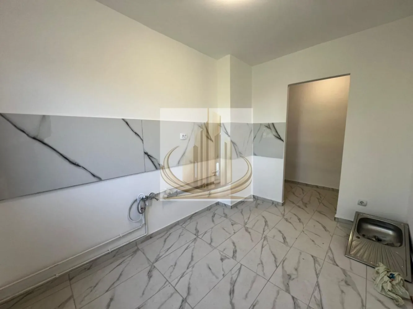Ap 2 cam| Renovat integral | Etaj Intermediar | Shopping City | Turist - Echipa Grand Mobilis Imobiliare vă propune spre vânzare un apartament modern cu 2 camere, semidecomandat, situat la etaj intermediar (4 din 5, cu acoperiș), într-un bloc construit în anii 1980 și reabilitat termic.

Încă de la primul pas, locuința impresionează prin atmosfera modernă, finisajele atent alese și atenția la detalii, oferind senzația unui apartament dintr-un bloc nou. Renovarea a fost realizată integral cu materiale de calitate, într-un stil contemporan, cald și elegant, rezultând un spațiu perfect echilibrat între estetică și funcționalitate.

Printre îmbunătățirile importante ale proprietății se regăsesc:

instalație electrică complet nouă;
instalație sanitară nouă cu țevi din cupru;
apartament pregătit pentru montarea centralei proprii pe gaz;
finisaje moderne și de bun gust;
compartimentare eficientă și luminoasă;
bloc reabilitat termic, cu costuri reduse de întreținere.

Locuința este amplasată într-o zonă extrem de apreciată datorită accesibilității excelente și a tuturor facilităților aflate în imediata apropiere:

Shopping City la aproximativ 7 minute de mers pe jos;
stație de tramvai, autobuz și taxi la doar 2 minute;
magazine, supermarketuri, piață, școală, grădiniță și sală de sport;
acces rapid către principalele puncte de interes ale orașului.

Totodată, apartamentul beneficiază de conexiuni foarte bune către centrele universitare, acestea fiind accesibile în aproximativ 20 de minute cu transportul în comun, ceea ce îl transformă și într-o oportunitate excelentă de investiție.

Proprietatea este ideală:

pentru o familie sau un cuplu care își dorește un cămin modern și primitor;
pentru tineri care caută confort și accesibilitate;
dar și pentru investiție, datorită randamentului ridicat de închiriere specific zonei.

Acest apartament reușește să combine perfect designul modern și confortul unui cămin elegant cu avantajele unei poziționări excelente, într-una dintre cele mai căutate zone ale orașului.