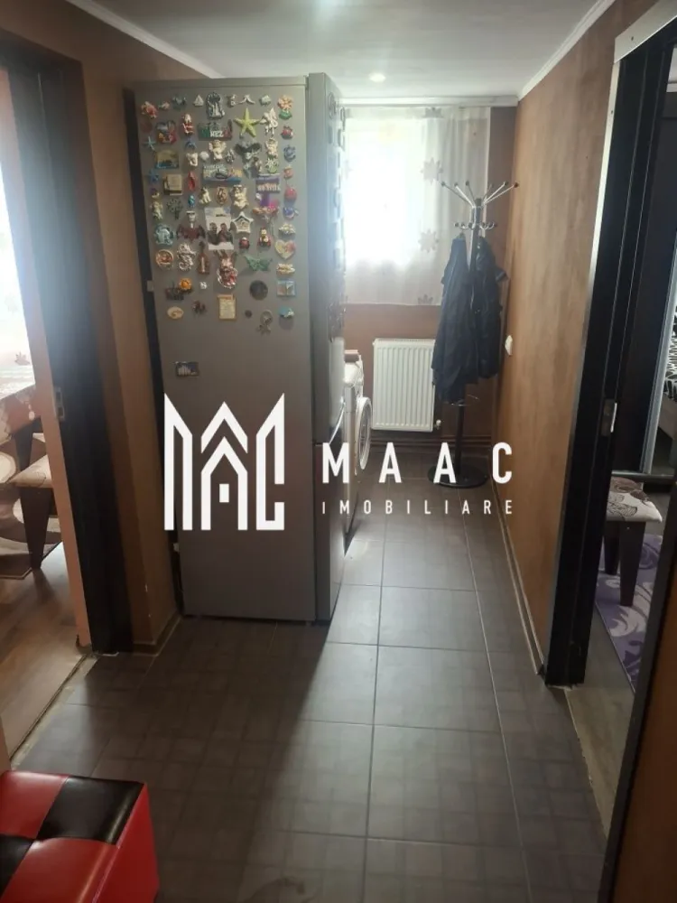 Apartament 2 camere | parter | mobilat si utilat | centrala termica - MAAC IMOBILIARE vă propune spre vânzare un apartament cu 2 camere, situat la parterul unui bloc bine întreținut, anvelopat termic, în zona Petrișor din Râmnicu Vâlcea – o zonă apreciată pentru liniște, siguranță și accesibilitate.

Locuința dispune de o compartimentare practică și eficientă, oferind un spațiu confortabil și bine organizat. Apartamentul a fost renovat integral, fiind pregătit pentru mutare imediată, fără a necesita investiții suplimentare.

Printre dotările și avantajele proprietății se numără:
-centrală termică proprie pe gaz, ce asigură un control optim al temperaturii și costuri reduse de întreținere pe timp de iarnă
-tâmplărie PVC cu geam termopan, pentru un plus de confort termic și fonic
-bloc anvelopat termic, contribuind semnificativ la eficiența energetică
-balcon închis, prevăzut cu calorifer, ideal pentru a fi utilizat ca spațiu suplimentar pe tot parcursul anului
-poziționare la parter, oferind acces facil, potrivit inclusiv pentru familii cu copii sau persoane în vârstă

Imobilul este amplasat într-o zonă foarte liniștită, ferită de agitația urbană, dar totodată cu acces rapid către puncte de interes. În imediata apropiere se află parc și loc de joacă pentru copii, ceea ce face proprietatea ideală pentru familii.
Datorită poziționării, dotărilor și costurilor reduse de întreținere, acest apartament reprezintă o alegere excelentă atât pentru locuință personală, cât și pentru investiție.

Pentru mai multe detalii sau pentru programarea unei vizionări, echipa MAAC IMOBILIARE vă stă la dispoziție!
ID: CP2994388