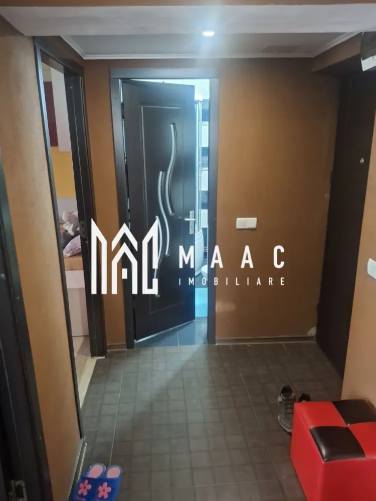 Apartament 2 camere | parter | mobilat si utilat | centrala termica - MAAC IMOBILIARE vă propune spre vânzare un apartament cu 2 camere, situat la parterul unui bloc bine întreținut, anvelopat termic, în zona Petrișor din Râmnicu Vâlcea – o zonă apreciată pentru liniște, siguranță și accesibilitate.

Locuința dispune de o compartimentare practică și eficientă, oferind un spațiu confortabil și bine organizat. Apartamentul a fost renovat integral, fiind pregătit pentru mutare imediată, fără a necesita investiții suplimentare.

Printre dotările și avantajele proprietății se numără:
-centrală termică proprie pe gaz, ce asigură un control optim al temperaturii și costuri reduse de întreținere pe timp de iarnă
-tâmplărie PVC cu geam termopan, pentru un plus de confort termic și fonic
-bloc anvelopat termic, contribuind semnificativ la eficiența energetică
-balcon închis, prevăzut cu calorifer, ideal pentru a fi utilizat ca spațiu suplimentar pe tot parcursul anului
-poziționare la parter, oferind acces facil, potrivit inclusiv pentru familii cu copii sau persoane în vârstă

Imobilul este amplasat într-o zonă foarte liniștită, ferită de agitația urbană, dar totodată cu acces rapid către puncte de interes. În imediata apropiere se află parc și loc de joacă pentru copii, ceea ce face proprietatea ideală pentru familii.
Datorită poziționării, dotărilor și costurilor reduse de întreținere, acest apartament reprezintă o alegere excelentă atât pentru locuință personală, cât și pentru investiție.

Pentru mai multe detalii sau pentru programarea unei vizionări, echipa MAAC IMOBILIARE vă stă la dispoziție!
ID: CP2994388