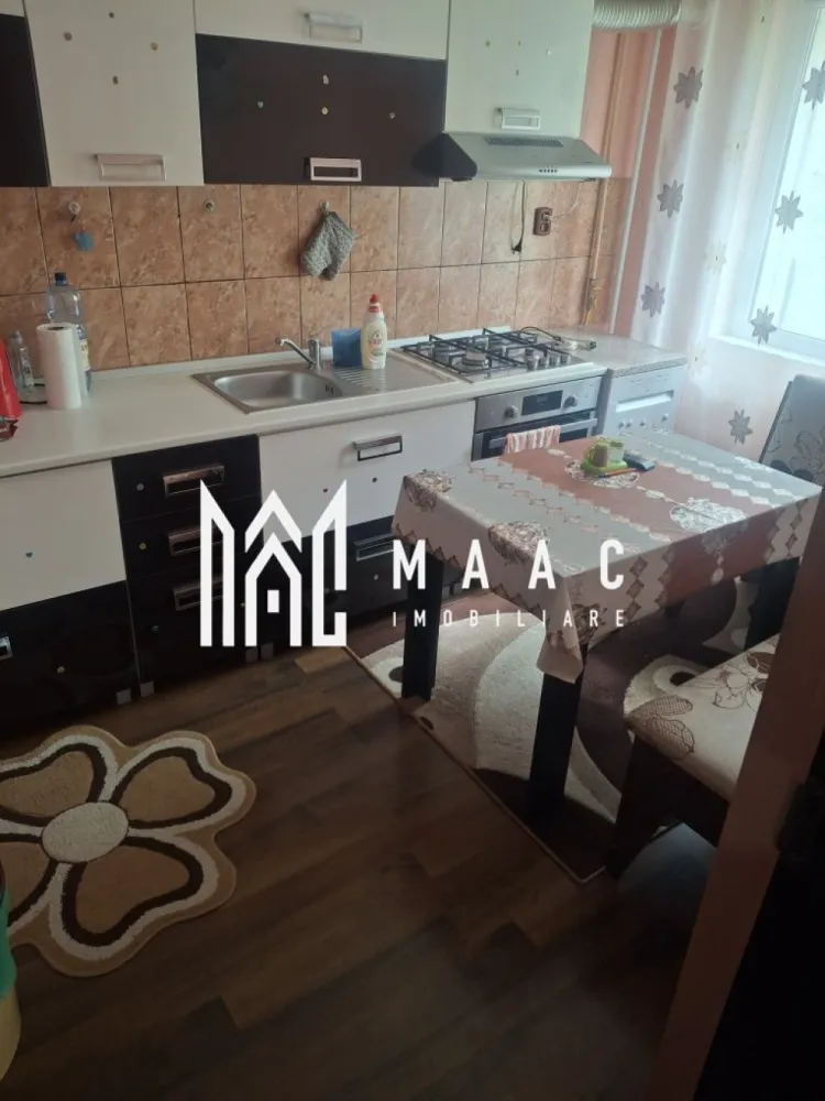 Apartament 2 camere | parter | mobilat si utilat | centrala termica - MAAC IMOBILIARE vă propune spre vânzare un apartament cu 2 camere, situat la parterul unui bloc bine întreținut, anvelopat termic, în zona Petrișor din Râmnicu Vâlcea – o zonă apreciată pentru liniște, siguranță și accesibilitate.

Locuința dispune de o compartimentare practică și eficientă, oferind un spațiu confortabil și bine organizat. Apartamentul a fost renovat integral, fiind pregătit pentru mutare imediată, fără a necesita investiții suplimentare.

Printre dotările și avantajele proprietății se numără:
-centrală termică proprie pe gaz, ce asigură un control optim al temperaturii și costuri reduse de întreținere pe timp de iarnă
-tâmplărie PVC cu geam termopan, pentru un plus de confort termic și fonic
-bloc anvelopat termic, contribuind semnificativ la eficiența energetică
-balcon închis, prevăzut cu calorifer, ideal pentru a fi utilizat ca spațiu suplimentar pe tot parcursul anului
-poziționare la parter, oferind acces facil, potrivit inclusiv pentru familii cu copii sau persoane în vârstă

Imobilul este amplasat într-o zonă foarte liniștită, ferită de agitația urbană, dar totodată cu acces rapid către puncte de interes. În imediata apropiere se află parc și loc de joacă pentru copii, ceea ce face proprietatea ideală pentru familii.
Datorită poziționării, dotărilor și costurilor reduse de întreținere, acest apartament reprezintă o alegere excelentă atât pentru locuință personală, cât și pentru investiție.

Pentru mai multe detalii sau pentru programarea unei vizionări, echipa MAAC IMOBILIARE vă stă la dispoziție!
ID: CP2994388