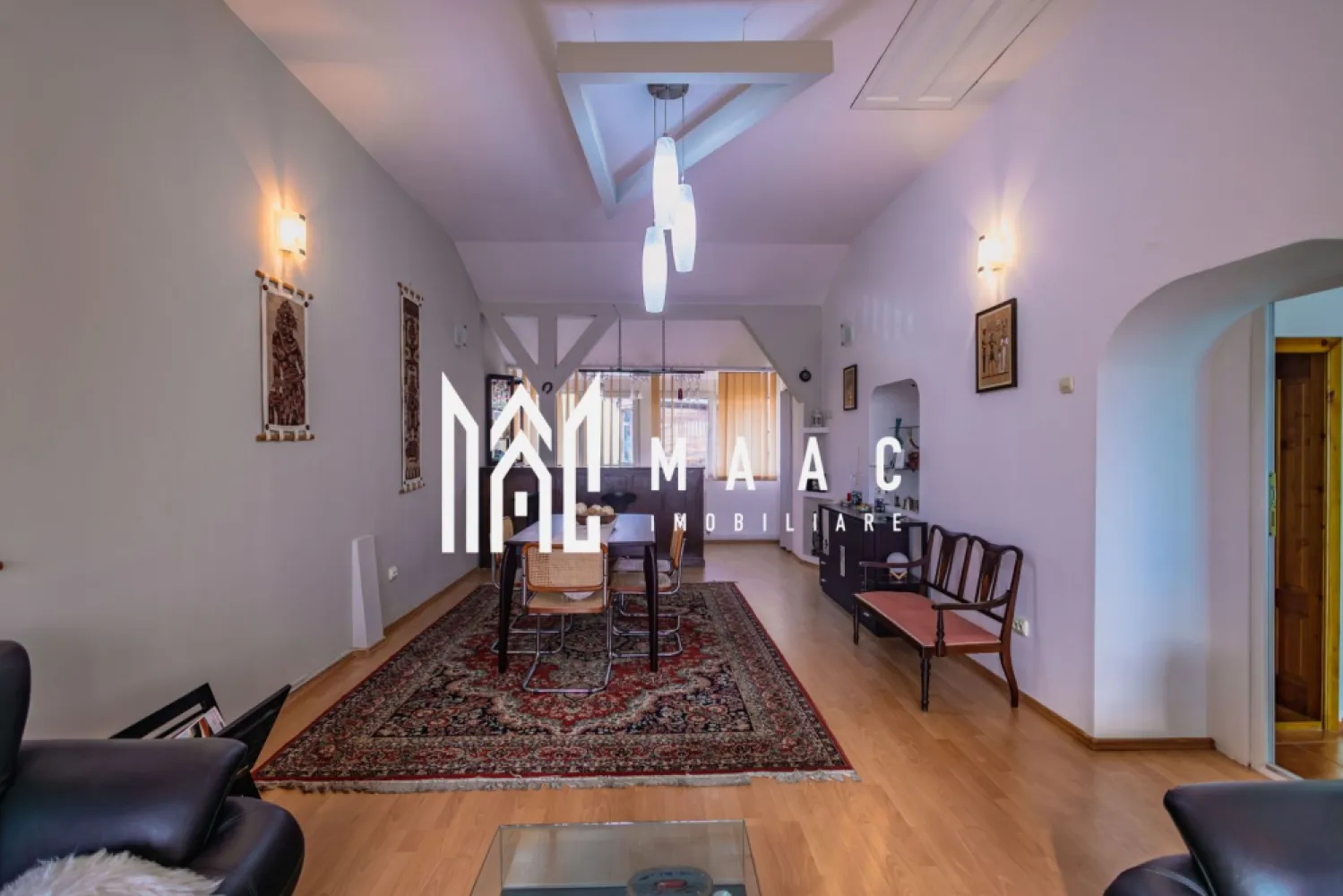 Apartament 5 Camere | 2 Nivele | 150MPU | Ciresica - MAAC Imobiliare vă propune spre vânzare un apartament spațios cu 5 camere, dispus pe 2 nivele, situat la etajul 4 al unui imobil bine întreținut și izolat termic cu BCA, o proprietate potrivită pentru o familie numeroasă sau pentru cei care apreciază suprafețele generoase și compartimentarea versatilă.

Comision 0% pentru cumparator 

Apartamentul are o suprafață utilă de 150 mp și este organizat pe două niveluri, oferind delimitare clară între zonele de zi și cele de odihnă.

Caracteristici principale:
-suprafață utilă: 150 mp
-compartimentare pe 2 nivele
-5 camere luminoase
-2 băi complet echipate
-balcon
-pivniță de 10 mp

Proprietatea se vinde mobilată și utilată complet, cu excepția câtorva corpuri de mobilier. Încălzirea este eficientă, iar confortul termic este asigurat de izolația exterioară cu BCA. Compartimentarea funcțională permite organizarea distinctă a spațiilor de lucru, relaxare și odihnă.

Localizarea oferă acces facil la școli, magazine, mijloace de transport în comun și spații verzi, ceea ce face ca această proprietate să fie potrivită atât pentru locuire proprie, cât și pentru investiție.

Pentru informații și vizionări vă rugăm să menționați la telefon numărul CP2695312.
