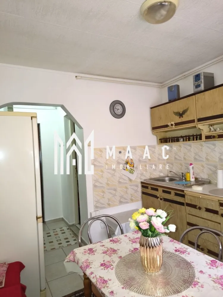 Apartament 1 Cameră | Decomandat | Mobilat | Vasile Aron - MAAC Imobiliare vă propune spre vânzare un apartament cu 1 cameră, decomandat, situat în cartierul Vasile Aron. Proprietatea este ideală atât pentru locuit, cât și pentru investiție, datorită poziționării și compartimentării eficiente.

Caracteristici principale

• suprafață utila 27 mp
• compartimentare decomandată
• etaj 4
• spațiu bine organizat și luminos
• ideal pentru o persoană sau un cuplu

Compartimentare și dotări

• cameră spațioasă și primitoare
• bucătărie separată
• baie
• hol de acces
• se vinde mobilat

Localizare și avantaje

• situat în cartierul Vasile Aron, zona Semaforului
• acces facil către magazine, farmacii și mijloace de transport în comun
• în apropiere de școli și alte puncte de interes
• zonă bine conectată la restul orașului

Beneficii

• potrivit pentru locuit sau investiție
• compartimentare practică
• disponibil pentru mutare rapidă
• costuri reduse de întreținere

Pentru mai multe detalii și programarea unei vizionări, vă rugăm să ne contactați și să menționați ID-ul proprietății: CP3096187.