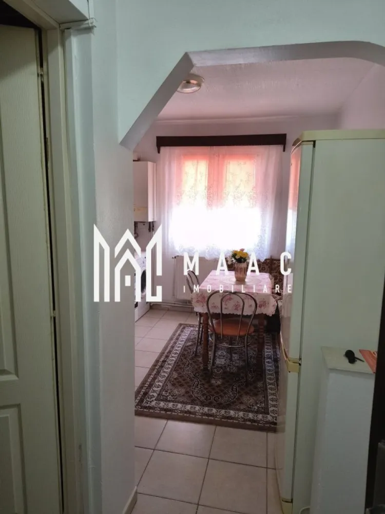 Apartament 1 Cameră | Decomandat | Mobilat | Vasile Aron - MAAC Imobiliare vă propune spre vânzare un apartament cu 1 cameră, decomandat, situat în cartierul Vasile Aron. Proprietatea este ideală atât pentru locuit, cât și pentru investiție, datorită poziționării și compartimentării eficiente.

Caracteristici principale

• suprafață utila 27 mp
• compartimentare decomandată
• etaj 4
• spațiu bine organizat și luminos
• ideal pentru o persoană sau un cuplu

Compartimentare și dotări

• cameră spațioasă și primitoare
• bucătărie separată
• baie
• hol de acces
• se vinde mobilat

Localizare și avantaje

• situat în cartierul Vasile Aron, zona Semaforului
• acces facil către magazine, farmacii și mijloace de transport în comun
• în apropiere de școli și alte puncte de interes
• zonă bine conectată la restul orașului

Beneficii

• potrivit pentru locuit sau investiție
• compartimentare practică
• disponibil pentru mutare rapidă
• costuri reduse de întreținere

Pentru mai multe detalii și programarea unei vizionări, vă rugăm să ne contactați și să menționați ID-ul proprietății: CP3096187.