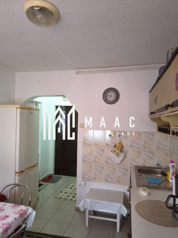 Apartament 1 Cameră | Decomandat | Mobilat | Vasile Aron - MAAC Imobiliare vă propune spre vânzare un apartament cu 1 cameră, decomandat, situat în cartierul Vasile Aron. Proprietatea este ideală atât pentru locuit, cât și pentru investiție, datorită poziționării și compartimentării eficiente.

Caracteristici principale

• suprafață utila 27 mp
• compartimentare decomandată
• etaj 4
• spațiu bine organizat și luminos
• ideal pentru o persoană sau un cuplu

Compartimentare și dotări

• cameră spațioasă și primitoare
• bucătărie separată
• baie
• hol de acces
• se vinde mobilat

Localizare și avantaje

• situat în cartierul Vasile Aron, zona Semaforului
• acces facil către magazine, farmacii și mijloace de transport în comun
• în apropiere de școli și alte puncte de interes
• zonă bine conectată la restul orașului

Beneficii

• potrivit pentru locuit sau investiție
• compartimentare practică
• disponibil pentru mutare rapidă
• costuri reduse de întreținere

Pentru mai multe detalii și programarea unei vizionări, vă rugăm să ne contactați și să menționați ID-ul proprietății: CP3096187.