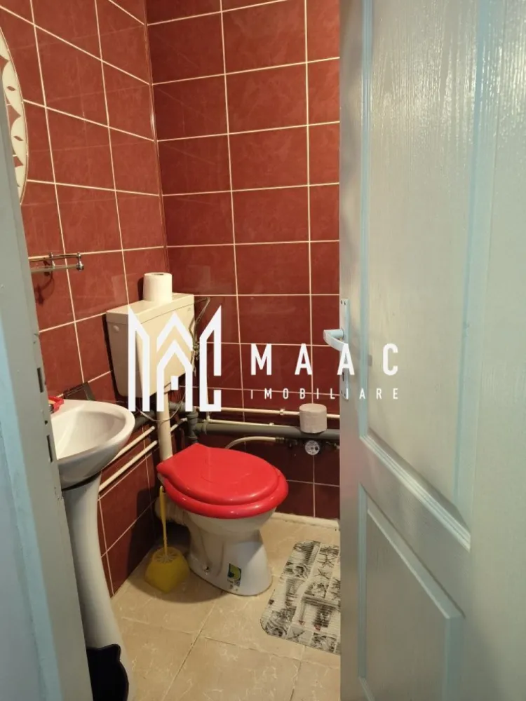 Apartament 1 Cameră | Decomandat | Mobilat | Vasile Aron - MAAC Imobiliare vă propune spre vânzare un apartament cu 1 cameră, decomandat, situat în cartierul Vasile Aron. Proprietatea este ideală atât pentru locuit, cât și pentru investiție, datorită poziționării și compartimentării eficiente.

Caracteristici principale

• suprafață utila 27 mp
• compartimentare decomandată
• etaj 4
• spațiu bine organizat și luminos
• ideal pentru o persoană sau un cuplu

Compartimentare și dotări

• cameră spațioasă și primitoare
• bucătărie separată
• baie
• hol de acces
• se vinde mobilat

Localizare și avantaje

• situat în cartierul Vasile Aron, zona Semaforului
• acces facil către magazine, farmacii și mijloace de transport în comun
• în apropiere de școli și alte puncte de interes
• zonă bine conectată la restul orașului

Beneficii

• potrivit pentru locuit sau investiție
• compartimentare practică
• disponibil pentru mutare rapidă
• costuri reduse de întreținere

Pentru mai multe detalii și programarea unei vizionări, vă rugăm să ne contactați și să menționați ID-ul proprietății: CP3096187.