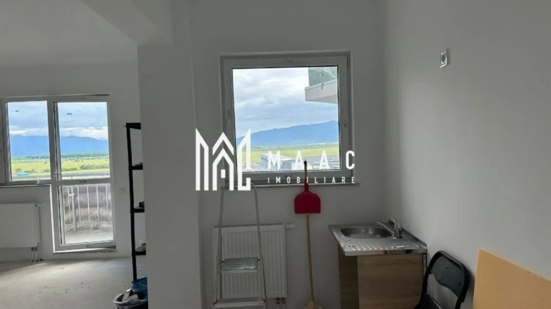 Garsonieră Modernă | Bloc Nou 2025 | Balcon | Zona Hipodrom - MAAC Imobiliare vă propune spre vânzare o garsonieră modernă și luminoasă, situată în zona Hipodrom, într-un imobil nou finalizat în anul 2025. 

Caracteristici principale

• suprafață utilă de 37,5 mp
• suprafață totală utilă de 44,8 mp
• balcon generos de 7,3 mp
• compartimentare practică și eficientă
• etaj 7 din 11
• bloc prevăzut cu lift

Compartimentare și dotări

• living spațios și luminos cu bucătărie open-space
• baie de 4,2 mp
• balcon cu acces din zona de zi
• apartament predat la stadiul de alb
• imobil nou, izolat exterior

Localizare și avantaje

• situată în zona Rahovei, una dintre cele mai apreciate zone rezidențiale din Sibiu
• acces rapid către Shopping City Șelimbăr
• în apropiere de Lidl, Kaufland, Mega Image și alte puncte comerciale
• aproape de școli, grădinițe, piață agroalimentară și cabinete medicale
• acces facil către mijloace de transport și principalele artere ale orașului

Pentru mai multe detalii și programarea unei vizionări, vă rugăm să ne contactați și să menționați ID-ul proprietății: CP3096209.