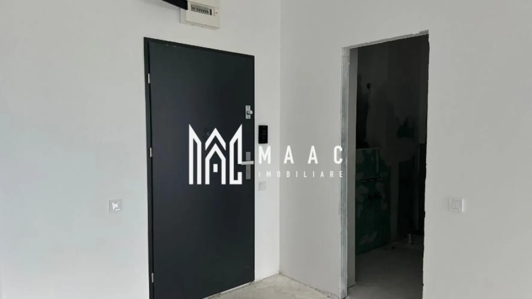 Garsonieră Modernă | Bloc Nou 2025 | Balcon | Zona Hipodrom - MAAC Imobiliare vă propune spre vânzare o garsonieră modernă și luminoasă, situată în zona Hipodrom, într-un imobil nou finalizat în anul 2025. 

Caracteristici principale

• suprafață utilă de 37,5 mp
• suprafață totală utilă de 44,8 mp
• balcon generos de 7,3 mp
• compartimentare practică și eficientă
• etaj 7 din 11
• bloc prevăzut cu lift

Compartimentare și dotări

• living spațios și luminos cu bucătărie open-space
• baie de 4,2 mp
• balcon cu acces din zona de zi
• apartament predat la stadiul de alb
• imobil nou, izolat exterior

Localizare și avantaje

• situată în zona Rahovei, una dintre cele mai apreciate zone rezidențiale din Sibiu
• acces rapid către Shopping City Șelimbăr
• în apropiere de Lidl, Kaufland, Mega Image și alte puncte comerciale
• aproape de școli, grădinițe, piață agroalimentară și cabinete medicale
• acces facil către mijloace de transport și principalele artere ale orașului

Pentru mai multe detalii și programarea unei vizionări, vă rugăm să ne contactați și să menționați ID-ul proprietății: CP3096209.