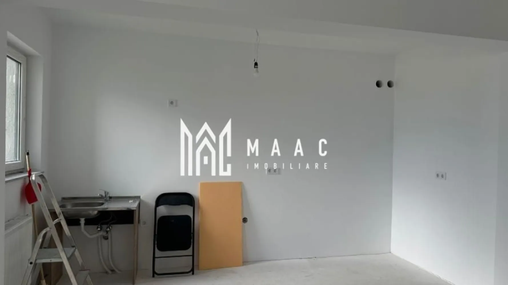 Garsonieră Modernă | Bloc Nou 2025 | Balcon | Zona Hipodrom - MAAC Imobiliare vă propune spre vânzare o garsonieră modernă și luminoasă, situată în zona Hipodrom, într-un imobil nou finalizat în anul 2025. 

Caracteristici principale

• suprafață utilă de 37,5 mp
• suprafață totală utilă de 44,8 mp
• balcon generos de 7,3 mp
• compartimentare practică și eficientă
• etaj 7 din 11
• bloc prevăzut cu lift

Compartimentare și dotări

• living spațios și luminos cu bucătărie open-space
• baie de 4,2 mp
• balcon cu acces din zona de zi
• apartament predat la stadiul de alb
• imobil nou, izolat exterior

Localizare și avantaje

• situată în zona Rahovei, una dintre cele mai apreciate zone rezidențiale din Sibiu
• acces rapid către Shopping City Șelimbăr
• în apropiere de Lidl, Kaufland, Mega Image și alte puncte comerciale
• aproape de școli, grădinițe, piață agroalimentară și cabinete medicale
• acces facil către mijloace de transport și principalele artere ale orașului

Pentru mai multe detalii și programarea unei vizionări, vă rugăm să ne contactați și să menționați ID-ul proprietății: CP3096209.