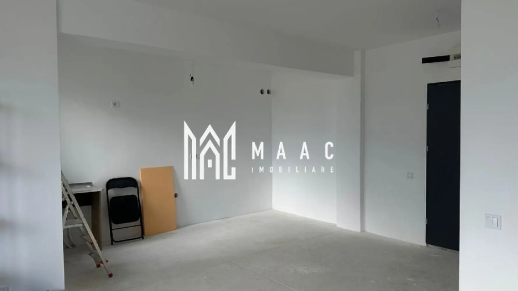 Garsonieră Modernă | Bloc Nou 2025 | Balcon | Zona Hipodrom - MAAC Imobiliare vă propune spre vânzare o garsonieră modernă și luminoasă, situată în zona Hipodrom, într-un imobil nou finalizat în anul 2025. 

Caracteristici principale

• suprafață utilă de 37,5 mp
• suprafață totală utilă de 44,8 mp
• balcon generos de 7,3 mp
• compartimentare practică și eficientă
• etaj 7 din 11
• bloc prevăzut cu lift

Compartimentare și dotări

• living spațios și luminos cu bucătărie open-space
• baie de 4,2 mp
• balcon cu acces din zona de zi
• apartament predat la stadiul de alb
• imobil nou, izolat exterior

Localizare și avantaje

• situată în zona Rahovei, una dintre cele mai apreciate zone rezidențiale din Sibiu
• acces rapid către Shopping City Șelimbăr
• în apropiere de Lidl, Kaufland, Mega Image și alte puncte comerciale
• aproape de școli, grădinițe, piață agroalimentară și cabinete medicale
• acces facil către mijloace de transport și principalele artere ale orașului

Pentru mai multe detalii și programarea unei vizionări, vă rugăm să ne contactați și să menționați ID-ul proprietății: CP3096209.