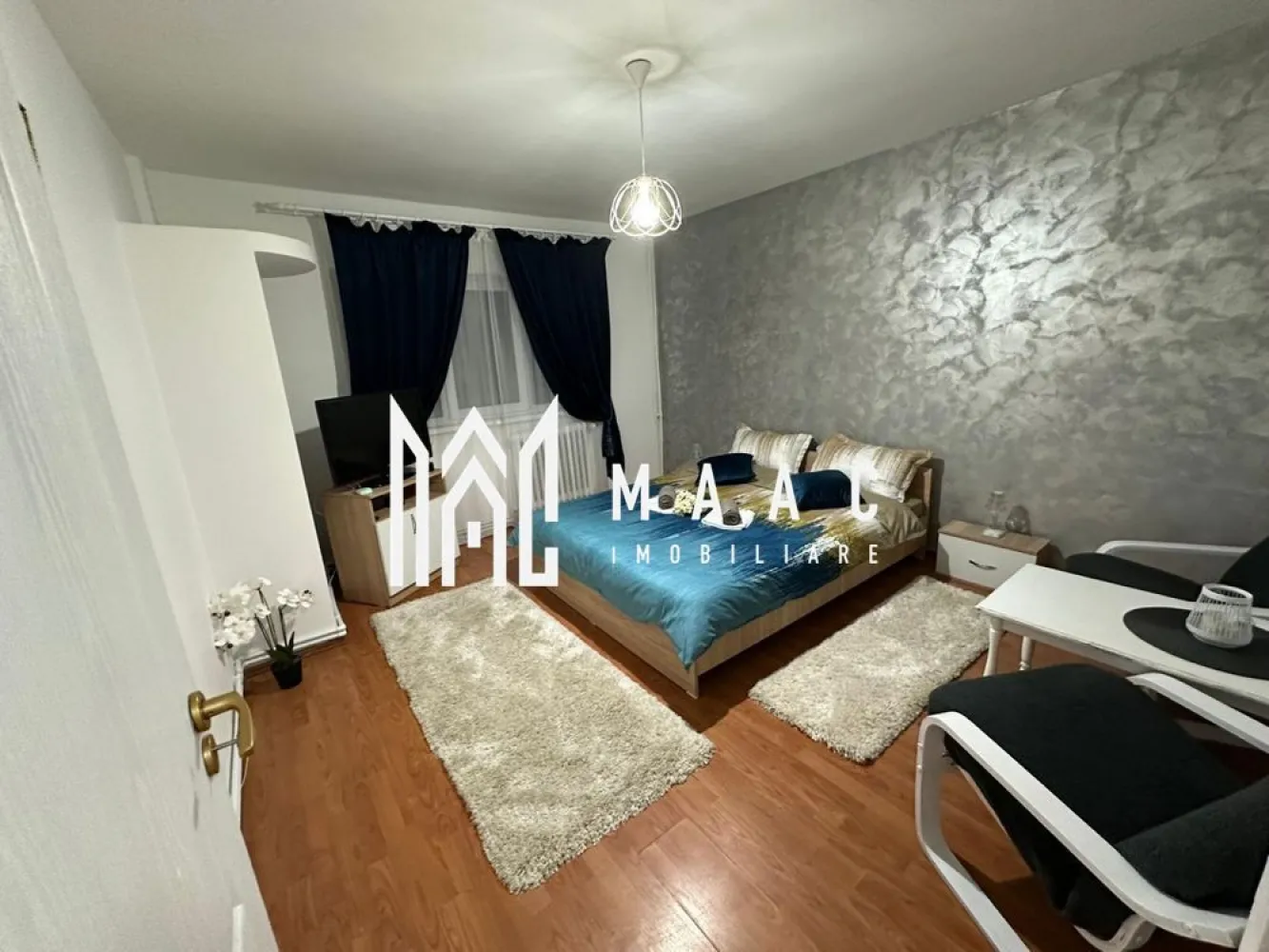 Garsoniera | 33 mpu | Zona NORD | Etaj 3 | - MAAC Imobiliare vă propune spre vânzare o garsonieră spațioasă și luminoasă, situată în Zona Nord, pe strada Mihai Viteazul, într-o locație foarte apreciată datorită accesului rapid către centrul orașului și principalele puncte de interes. Proprietatea reprezintă o alegere excelentă atât pentru locuit, cât și pentru investiție, oferind confort și funcționalitate într-o zonă liniștită și bine conectată.
Garsoniera se remarcă prin atmosfera curată și primitoare, spațiile bine organizate și lumina naturală generoasă.
Caracteristici:
Garsonieră spațioasă și luminoasă
Situată în Zona Nord
Strada Mihai Viteazul
Aproape de centrul orașului
Ideală pentru locuit sau investiție
Preț negociabil
Compartimentare:
Cameră generoasă
Bucătărie
Baie
Hol de acces
Compartimentare practică și eficientă
Dotări:
Gigacalorimetru individual
Spații bine iluminate natural
Locuință curată și întreținută
Costuri eficiente de întreținere
Avantaje:
Poziționare foarte bună
Acces rapid către centru
Aproape de magazine, farmacii și transport public
Ideală pentru închiriere
Zonă liniștită și accesibilă
Mutare imediată
Preț: 54.000 Euro negociabil
Pentru mai multe informații și programarea unei vizionări, echipa MAAC Imobiliare vă stă la dispoziție. ID 3111422