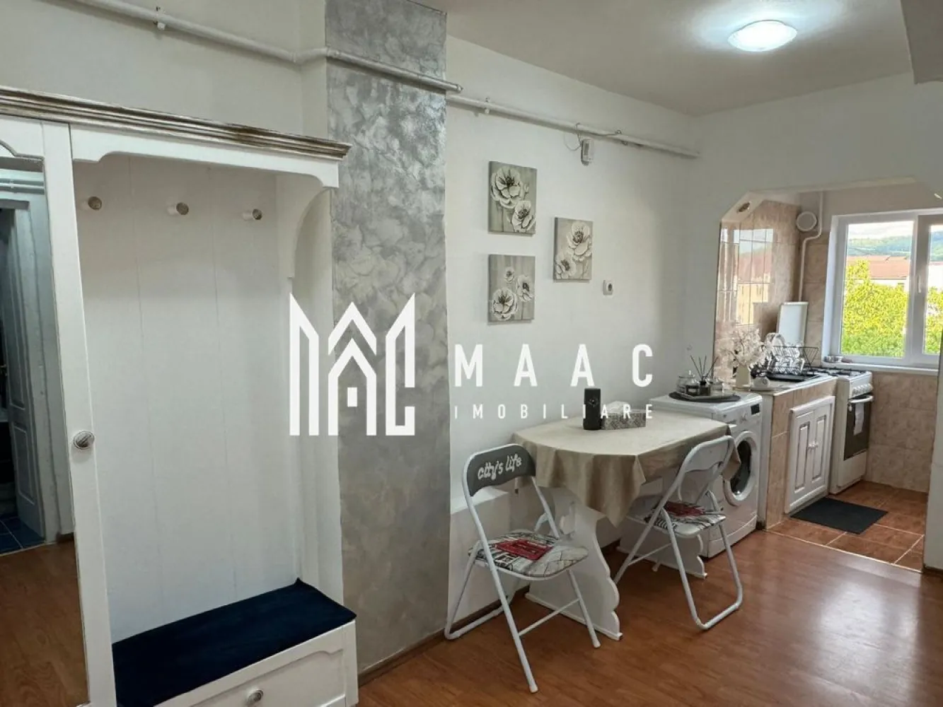 Garsoniera | 33 mpu | Zona NORD | Etaj 3 | - MAAC Imobiliare vă propune spre vânzare o garsonieră spațioasă și luminoasă, situată în Zona Nord, pe strada Mihai Viteazul, într-o locație foarte apreciată datorită accesului rapid către centrul orașului și principalele puncte de interes. Proprietatea reprezintă o alegere excelentă atât pentru locuit, cât și pentru investiție, oferind confort și funcționalitate într-o zonă liniștită și bine conectată.
Garsoniera se remarcă prin atmosfera curată și primitoare, spațiile bine organizate și lumina naturală generoasă.
Caracteristici:
Garsonieră spațioasă și luminoasă
Situată în Zona Nord
Strada Mihai Viteazul
Aproape de centrul orașului
Ideală pentru locuit sau investiție
Preț negociabil
Compartimentare:
Cameră generoasă
Bucătărie
Baie
Hol de acces
Compartimentare practică și eficientă
Dotări:
Gigacalorimetru individual
Spații bine iluminate natural
Locuință curată și întreținută
Costuri eficiente de întreținere
Avantaje:
Poziționare foarte bună
Acces rapid către centru
Aproape de magazine, farmacii și transport public
Ideală pentru închiriere
Zonă liniștită și accesibilă
Mutare imediată
Preț: 54.000 Euro negociabil
Pentru mai multe informații și programarea unei vizionări, echipa MAAC Imobiliare vă stă la dispoziție. ID 3111422