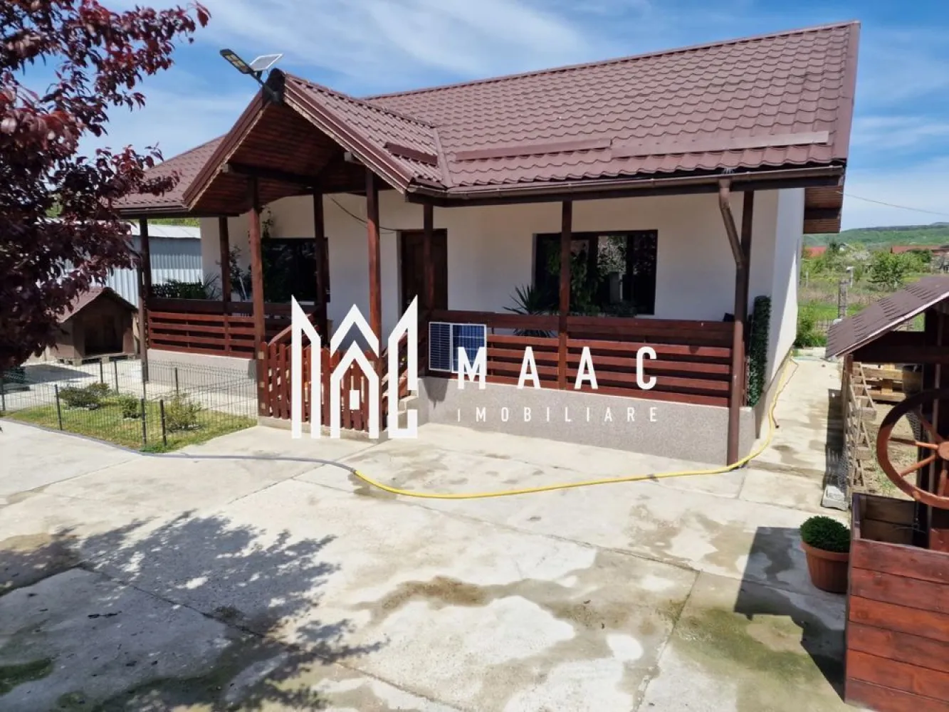 Casa Ostroveni |80 mpu | - MAAC Imobiliare vă propune spre vânzare o casă modernă P+M, situată în Ostroveni Sat, una dintre cele mai apreciate și accesibile zone rezidențiale din Râmnicu Vâlcea, în apropierea restaurantului Mezza Luna. Proprietatea impresionează prin designul modern, construcția recentă și poziționarea excelentă, fiind ideală pentru o familie care își dorește confort, liniște și acces rapid către oraș.
Finalizată în anul 2023, locuința oferă un ambient primitor, spații bine optimizate și avantajul unei construcții noi realizate cu materiale de calitate.
Caracteristici:
Casă modernă P+M
Situată în Ostroveni – zona Mezza Luna
Suprafață utilă de 80 mp
Construcție finalizată în 2023
2 camere spațioase și luminoase
Ideală pentru locuit permanent sau investiție
Zonă liniștită și rezidențială
Compartimentare:
Living luminos și primitor
Dormitor spațios
Bucătărie
Baie
Hol și spații de depozitare
Compartimentare practică și eficientă
Utilități:
Curent electric
Apă
Canalizare
Gaz
Dotări și beneficii:
Construcție nouă
Materiale de calitate
Spații moderne și bine organizate
Locuință pregătită pentru mutare
Confort și intimitate
Avantaje:
Poziționare excelentă, în spatele restaurantului Mezza Luna
Acces rapid către oraș
Aproape de magazine, școli și mijloace de transport
Zonă liniștită și sigură
Ideală pentru familie tânără
Alternativă perfectă la locuința de bloc
Preț: 250.000 Euro ușor negociabil
Pentru mai multe informații și programarea unei vizionări, echipa MAAC Imobiliare vă stă la dispoziție.ID 3114855