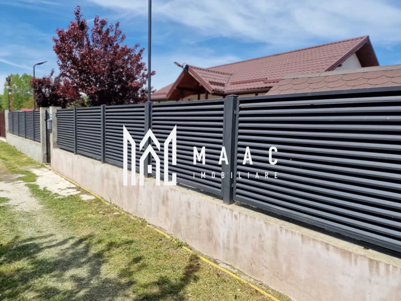 Casa Ostroveni |80 mpu | - MAAC Imobiliare vă propune spre vânzare o casă modernă P+M, situată în Ostroveni Sat, una dintre cele mai apreciate și accesibile zone rezidențiale din Râmnicu Vâlcea, în apropierea restaurantului Mezza Luna. Proprietatea impresionează prin designul modern, construcția recentă și poziționarea excelentă, fiind ideală pentru o familie care își dorește confort, liniște și acces rapid către oraș.
Finalizată în anul 2023, locuința oferă un ambient primitor, spații bine optimizate și avantajul unei construcții noi realizate cu materiale de calitate.
Caracteristici:
Casă modernă P+M
Situată în Ostroveni – zona Mezza Luna
Suprafață utilă de 80 mp
Construcție finalizată în 2023
2 camere spațioase și luminoase
Ideală pentru locuit permanent sau investiție
Zonă liniștită și rezidențială
Compartimentare:
Living luminos și primitor
Dormitor spațios
Bucătărie
Baie
Hol și spații de depozitare
Compartimentare practică și eficientă
Utilități:
Curent electric
Apă
Canalizare
Gaz
Dotări și beneficii:
Construcție nouă
Materiale de calitate
Spații moderne și bine organizate
Locuință pregătită pentru mutare
Confort și intimitate
Avantaje:
Poziționare excelentă, în spatele restaurantului Mezza Luna
Acces rapid către oraș
Aproape de magazine, școli și mijloace de transport
Zonă liniștită și sigură
Ideală pentru familie tânără
Alternativă perfectă la locuința de bloc
Preț: 250.000 Euro ușor negociabil
Pentru mai multe informații și programarea unei vizionări, echipa MAAC Imobiliare vă stă la dispoziție.ID 3114855