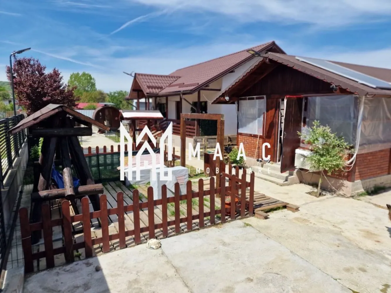 Casa Ostroveni |80 mpu | - MAAC Imobiliare vă propune spre vânzare o casă modernă P+M, situată în Ostroveni Sat, una dintre cele mai apreciate și accesibile zone rezidențiale din Râmnicu Vâlcea, în apropierea restaurantului Mezza Luna. Proprietatea impresionează prin designul modern, construcția recentă și poziționarea excelentă, fiind ideală pentru o familie care își dorește confort, liniște și acces rapid către oraș.
Finalizată în anul 2023, locuința oferă un ambient primitor, spații bine optimizate și avantajul unei construcții noi realizate cu materiale de calitate.
Caracteristici:
Casă modernă P+M
Situată în Ostroveni – zona Mezza Luna
Suprafață utilă de 80 mp
Construcție finalizată în 2023
2 camere spațioase și luminoase
Ideală pentru locuit permanent sau investiție
Zonă liniștită și rezidențială
Compartimentare:
Living luminos și primitor
Dormitor spațios
Bucătărie
Baie
Hol și spații de depozitare
Compartimentare practică și eficientă
Utilități:
Curent electric
Apă
Canalizare
Gaz
Dotări și beneficii:
Construcție nouă
Materiale de calitate
Spații moderne și bine organizate
Locuință pregătită pentru mutare
Confort și intimitate
Avantaje:
Poziționare excelentă, în spatele restaurantului Mezza Luna
Acces rapid către oraș
Aproape de magazine, școli și mijloace de transport
Zonă liniștită și sigură
Ideală pentru familie tânără
Alternativă perfectă la locuința de bloc
Preț: 250.000 Euro ușor negociabil
Pentru mai multe informații și programarea unei vizionări, echipa MAAC Imobiliare vă stă la dispoziție.ID 3114855