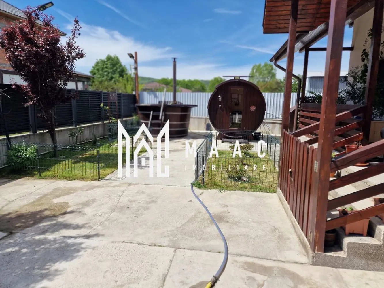 Casa Ostroveni |80 mpu | - MAAC Imobiliare vă propune spre vânzare o casă modernă P+M, situată în Ostroveni Sat, una dintre cele mai apreciate și accesibile zone rezidențiale din Râmnicu Vâlcea, în apropierea restaurantului Mezza Luna. Proprietatea impresionează prin designul modern, construcția recentă și poziționarea excelentă, fiind ideală pentru o familie care își dorește confort, liniște și acces rapid către oraș.
Finalizată în anul 2023, locuința oferă un ambient primitor, spații bine optimizate și avantajul unei construcții noi realizate cu materiale de calitate.
Caracteristici:
Casă modernă P+M
Situată în Ostroveni – zona Mezza Luna
Suprafață utilă de 80 mp
Construcție finalizată în 2023
2 camere spațioase și luminoase
Ideală pentru locuit permanent sau investiție
Zonă liniștită și rezidențială
Compartimentare:
Living luminos și primitor
Dormitor spațios
Bucătărie
Baie
Hol și spații de depozitare
Compartimentare practică și eficientă
Utilități:
Curent electric
Apă
Canalizare
Gaz
Dotări și beneficii:
Construcție nouă
Materiale de calitate
Spații moderne și bine organizate
Locuință pregătită pentru mutare
Confort și intimitate
Avantaje:
Poziționare excelentă, în spatele restaurantului Mezza Luna
Acces rapid către oraș
Aproape de magazine, școli și mijloace de transport
Zonă liniștită și sigură
Ideală pentru familie tânără
Alternativă perfectă la locuința de bloc
Preț: 250.000 Euro ușor negociabil
Pentru mai multe informații și programarea unei vizionări, echipa MAAC Imobiliare vă stă la dispoziție.ID 3114855