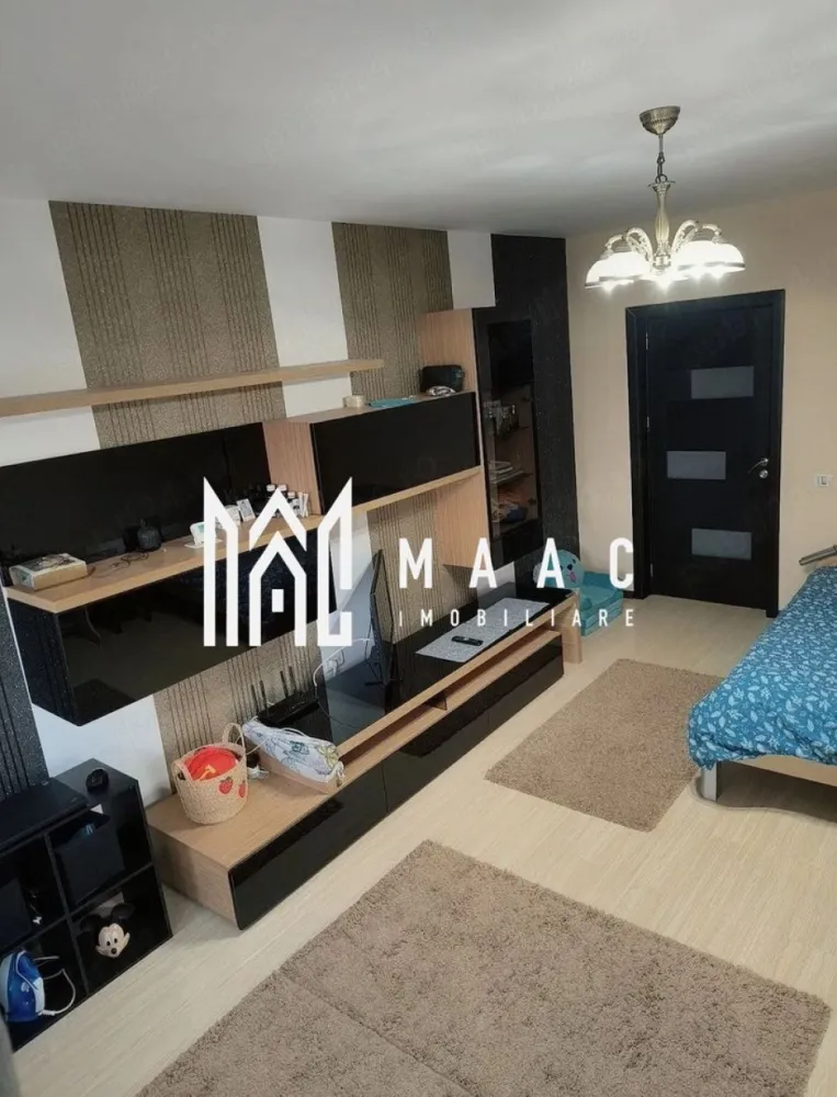 Garsoniera Bulevardul Dem Radulescu | 55 mpu | 2 balcoane | Loc parcare | - MAAC Imobiliare vă propune spre vânzare o garsonieră spațioasă și foarte bine compartimentată, situată pe Bulevardul Dem Rădulescu, într-una dintre cele mai moderne și apreciate zone rezidențiale din Râmnicu Vâlcea. Proprietatea este amplasată la parter, într-un imobil cu acces securizat, supraveghere video și barieră la intrare, oferind confort, siguranță și accesibilitate.
Cu o suprafață generoasă de 55 mp și două balcoane mari, rar întâlnite la acest tip de proprietate, garsoniera reprezintă o alegere excelentă atât pentru locuit, cât și pentru investiție.
Caracteristici:
Garsonieră decomandată
Suprafață de 55 mp
Situată la parter
Poziționare pe strada principală – Bulevardul Dem Rădulescu
Vedere pe 3 laturi ale blocului
2 balcoane generoase
Loc de parcare inclus
Două căi de acces trecute în acte
Acte la zi
Disponibilă pentru vânzare imediată
Compartimentare:
Cameră principală spațioasă
Balcon închis aferent camerei
Bucătărie separată
Balcon deschis aferent bucătăriei
Hol generos
Baie
Compartimentare practică și eficientă
Dotări și beneficii:
Zonă supravegheată video
Acces securizat cu barieră
Loc de parcare inclus
Spații generoase și bine iluminate
Acces facil către principalele puncte de interes
Avantaje:
Zonă modernă și foarte căutată
Ideală pentru locuit sau investiție
Compartimentare rar întâlnită pentru o garsonieră
Două balcoane mari
Acces rapid către magazine, restaurante și mijloace de transport
Mutare imediată
Proprietatea este potrivită pentru cumpărători care caută un apartament spațios, bine poziționat și pregătit pentru achiziție imediată.
Pentru mai multe informații și programarea unei vizionări, echipa MAAC Imobiliare vă stă la dispoziție.ID 3114918