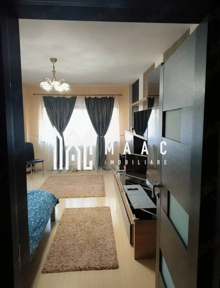 Garsoniera Bulevardul Dem Radulescu | 55 mpu | 2 balcoane | Loc parcare | - MAAC Imobiliare vă propune spre vânzare o garsonieră spațioasă și foarte bine compartimentată, situată pe Bulevardul Dem Rădulescu, într-una dintre cele mai moderne și apreciate zone rezidențiale din Râmnicu Vâlcea. Proprietatea este amplasată la parter, într-un imobil cu acces securizat, supraveghere video și barieră la intrare, oferind confort, siguranță și accesibilitate.
Cu o suprafață generoasă de 55 mp și două balcoane mari, rar întâlnite la acest tip de proprietate, garsoniera reprezintă o alegere excelentă atât pentru locuit, cât și pentru investiție.
Caracteristici:
Garsonieră decomandată
Suprafață de 55 mp
Situată la parter
Poziționare pe strada principală – Bulevardul Dem Rădulescu
Vedere pe 3 laturi ale blocului
2 balcoane generoase
Loc de parcare inclus
Două căi de acces trecute în acte
Acte la zi
Disponibilă pentru vânzare imediată
Compartimentare:
Cameră principală spațioasă
Balcon închis aferent camerei
Bucătărie separată
Balcon deschis aferent bucătăriei
Hol generos
Baie
Compartimentare practică și eficientă
Dotări și beneficii:
Zonă supravegheată video
Acces securizat cu barieră
Loc de parcare inclus
Spații generoase și bine iluminate
Acces facil către principalele puncte de interes
Avantaje:
Zonă modernă și foarte căutată
Ideală pentru locuit sau investiție
Compartimentare rar întâlnită pentru o garsonieră
Două balcoane mari
Acces rapid către magazine, restaurante și mijloace de transport
Mutare imediată
Proprietatea este potrivită pentru cumpărători care caută un apartament spațios, bine poziționat și pregătit pentru achiziție imediată.
Pentru mai multe informații și programarea unei vizionări, echipa MAAC Imobiliare vă stă la dispoziție.ID 3114918