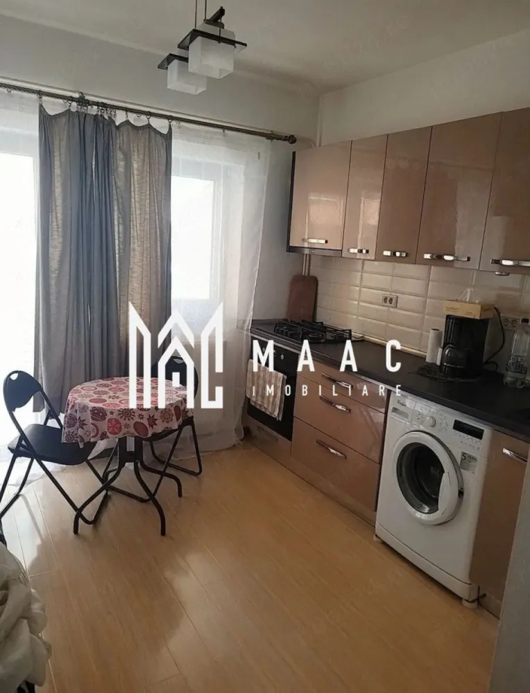 Garsoniera Bulevardul Dem Radulescu | 55 mpu | 2 balcoane | Loc parcare | - MAAC Imobiliare vă propune spre vânzare o garsonieră spațioasă și foarte bine compartimentată, situată pe Bulevardul Dem Rădulescu, într-una dintre cele mai moderne și apreciate zone rezidențiale din Râmnicu Vâlcea. Proprietatea este amplasată la parter, într-un imobil cu acces securizat, supraveghere video și barieră la intrare, oferind confort, siguranță și accesibilitate.
Cu o suprafață generoasă de 55 mp și două balcoane mari, rar întâlnite la acest tip de proprietate, garsoniera reprezintă o alegere excelentă atât pentru locuit, cât și pentru investiție.
Caracteristici:
Garsonieră decomandată
Suprafață de 55 mp
Situată la parter
Poziționare pe strada principală – Bulevardul Dem Rădulescu
Vedere pe 3 laturi ale blocului
2 balcoane generoase
Loc de parcare inclus
Două căi de acces trecute în acte
Acte la zi
Disponibilă pentru vânzare imediată
Compartimentare:
Cameră principală spațioasă
Balcon închis aferent camerei
Bucătărie separată
Balcon deschis aferent bucătăriei
Hol generos
Baie
Compartimentare practică și eficientă
Dotări și beneficii:
Zonă supravegheată video
Acces securizat cu barieră
Loc de parcare inclus
Spații generoase și bine iluminate
Acces facil către principalele puncte de interes
Avantaje:
Zonă modernă și foarte căutată
Ideală pentru locuit sau investiție
Compartimentare rar întâlnită pentru o garsonieră
Două balcoane mari
Acces rapid către magazine, restaurante și mijloace de transport
Mutare imediată
Proprietatea este potrivită pentru cumpărători care caută un apartament spațios, bine poziționat și pregătit pentru achiziție imediată.
Pentru mai multe informații și programarea unei vizionări, echipa MAAC Imobiliare vă stă la dispoziție.ID 3114918