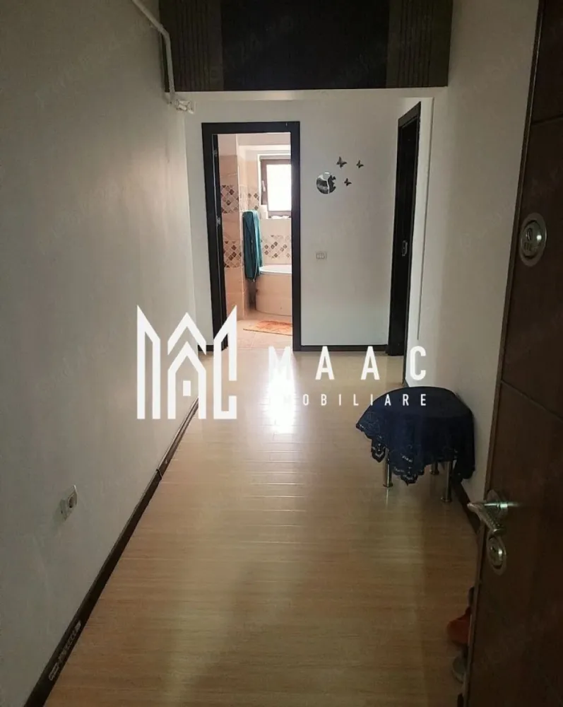 Garsoniera Bulevardul Dem Radulescu | 55 mpu | 2 balcoane | Loc parcare | - MAAC Imobiliare vă propune spre vânzare o garsonieră spațioasă și foarte bine compartimentată, situată pe Bulevardul Dem Rădulescu, într-una dintre cele mai moderne și apreciate zone rezidențiale din Râmnicu Vâlcea. Proprietatea este amplasată la parter, într-un imobil cu acces securizat, supraveghere video și barieră la intrare, oferind confort, siguranță și accesibilitate.
Cu o suprafață generoasă de 55 mp și două balcoane mari, rar întâlnite la acest tip de proprietate, garsoniera reprezintă o alegere excelentă atât pentru locuit, cât și pentru investiție.
Caracteristici:
Garsonieră decomandată
Suprafață de 55 mp
Situată la parter
Poziționare pe strada principală – Bulevardul Dem Rădulescu
Vedere pe 3 laturi ale blocului
2 balcoane generoase
Loc de parcare inclus
Două căi de acces trecute în acte
Acte la zi
Disponibilă pentru vânzare imediată
Compartimentare:
Cameră principală spațioasă
Balcon închis aferent camerei
Bucătărie separată
Balcon deschis aferent bucătăriei
Hol generos
Baie
Compartimentare practică și eficientă
Dotări și beneficii:
Zonă supravegheată video
Acces securizat cu barieră
Loc de parcare inclus
Spații generoase și bine iluminate
Acces facil către principalele puncte de interes
Avantaje:
Zonă modernă și foarte căutată
Ideală pentru locuit sau investiție
Compartimentare rar întâlnită pentru o garsonieră
Două balcoane mari
Acces rapid către magazine, restaurante și mijloace de transport
Mutare imediată
Proprietatea este potrivită pentru cumpărători care caută un apartament spațios, bine poziționat și pregătit pentru achiziție imediată.
Pentru mai multe informații și programarea unei vizionări, echipa MAAC Imobiliare vă stă la dispoziție.ID 3114918
