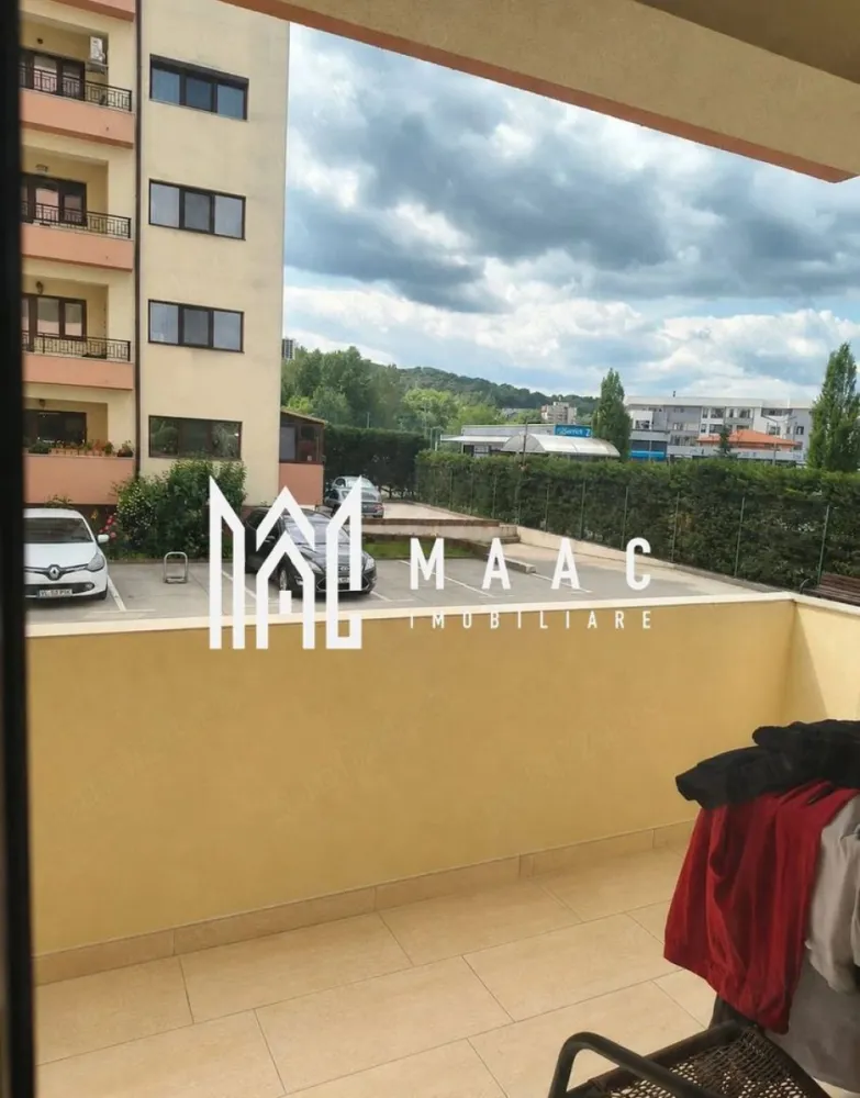 Garsoniera Bulevardul Dem Radulescu | 55 mpu | 2 balcoane | Loc parcare | - MAAC Imobiliare vă propune spre vânzare o garsonieră spațioasă și foarte bine compartimentată, situată pe Bulevardul Dem Rădulescu, într-una dintre cele mai moderne și apreciate zone rezidențiale din Râmnicu Vâlcea. Proprietatea este amplasată la parter, într-un imobil cu acces securizat, supraveghere video și barieră la intrare, oferind confort, siguranță și accesibilitate.
Cu o suprafață generoasă de 55 mp și două balcoane mari, rar întâlnite la acest tip de proprietate, garsoniera reprezintă o alegere excelentă atât pentru locuit, cât și pentru investiție.
Caracteristici:
Garsonieră decomandată
Suprafață de 55 mp
Situată la parter
Poziționare pe strada principală – Bulevardul Dem Rădulescu
Vedere pe 3 laturi ale blocului
2 balcoane generoase
Loc de parcare inclus
Două căi de acces trecute în acte
Acte la zi
Disponibilă pentru vânzare imediată
Compartimentare:
Cameră principală spațioasă
Balcon închis aferent camerei
Bucătărie separată
Balcon deschis aferent bucătăriei
Hol generos
Baie
Compartimentare practică și eficientă
Dotări și beneficii:
Zonă supravegheată video
Acces securizat cu barieră
Loc de parcare inclus
Spații generoase și bine iluminate
Acces facil către principalele puncte de interes
Avantaje:
Zonă modernă și foarte căutată
Ideală pentru locuit sau investiție
Compartimentare rar întâlnită pentru o garsonieră
Două balcoane mari
Acces rapid către magazine, restaurante și mijloace de transport
Mutare imediată
Proprietatea este potrivită pentru cumpărători care caută un apartament spațios, bine poziționat și pregătit pentru achiziție imediată.
Pentru mai multe informații și programarea unei vizionări, echipa MAAC Imobiliare vă stă la dispoziție.ID 3114918