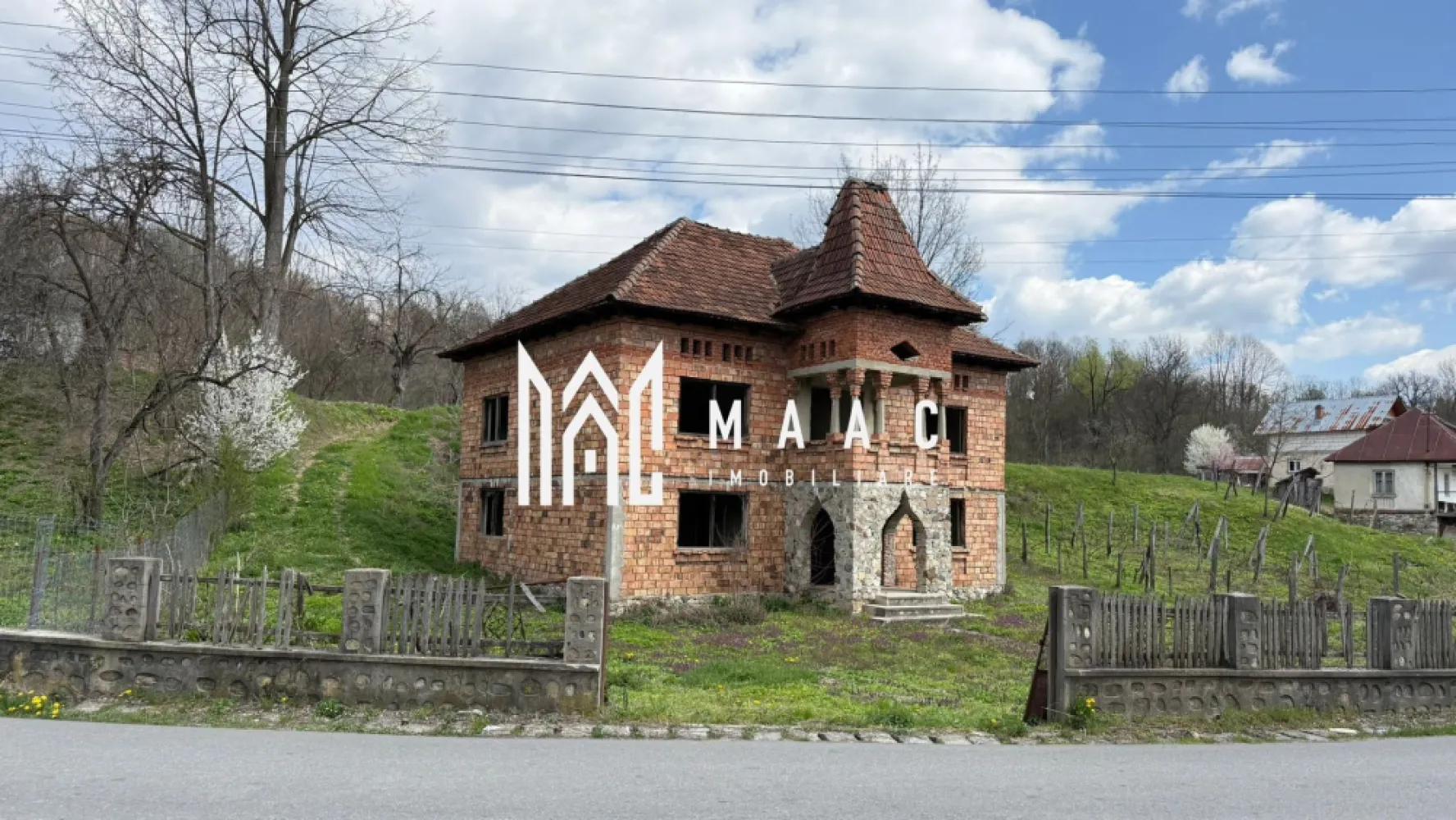 casa de vanzare | zona linistita | sat Maldaresti. - MAAC Imobiliare vă propune spre vânzare o proprietate deosebită, situată în pitoreasca zonă Măldărești, una dintre cele mai apreciate destinații turistice din județul Vâlcea. Renumită pentru farmecul său autentic și pentru obiectivele istorice deosebite precum Conacul lui Maldăr și Odaile Brâncovenești, localitatea atrage anual turiști în căutarea liniștii, tradiției și peisajelor spectaculoase.

Proprietatea dispune de 8 camere spațioase și este amplasată pe un teren generos de 2.500 mp, beneficiind suplimentar de încă 1.000 mp teren situat vis-a-vis, oferind multiple posibilități de amenajare sau investiție.

Casa beneficiază de utilități precum curent electric și apă, fiind ideală atât pentru locuință permanentă, casă de vacanță, cât și pentru dezvoltarea unei activități turistice, datorită poziționării excelente într-o zonă cu puternic potențial turistic.

Atmosfera autentică a locului, liniștea naturii și apropierea de atracțiile istorice transformă această proprietate într-o oportunitate rară pentru cei care își doresc un colț de poveste în inima Olteniei de sub munte.

Pentru mai multe detalii și programarea unei vizionări, vă rugăm să contactați MAAC Imobiliare și să menționați la telefon numărul CP3115491