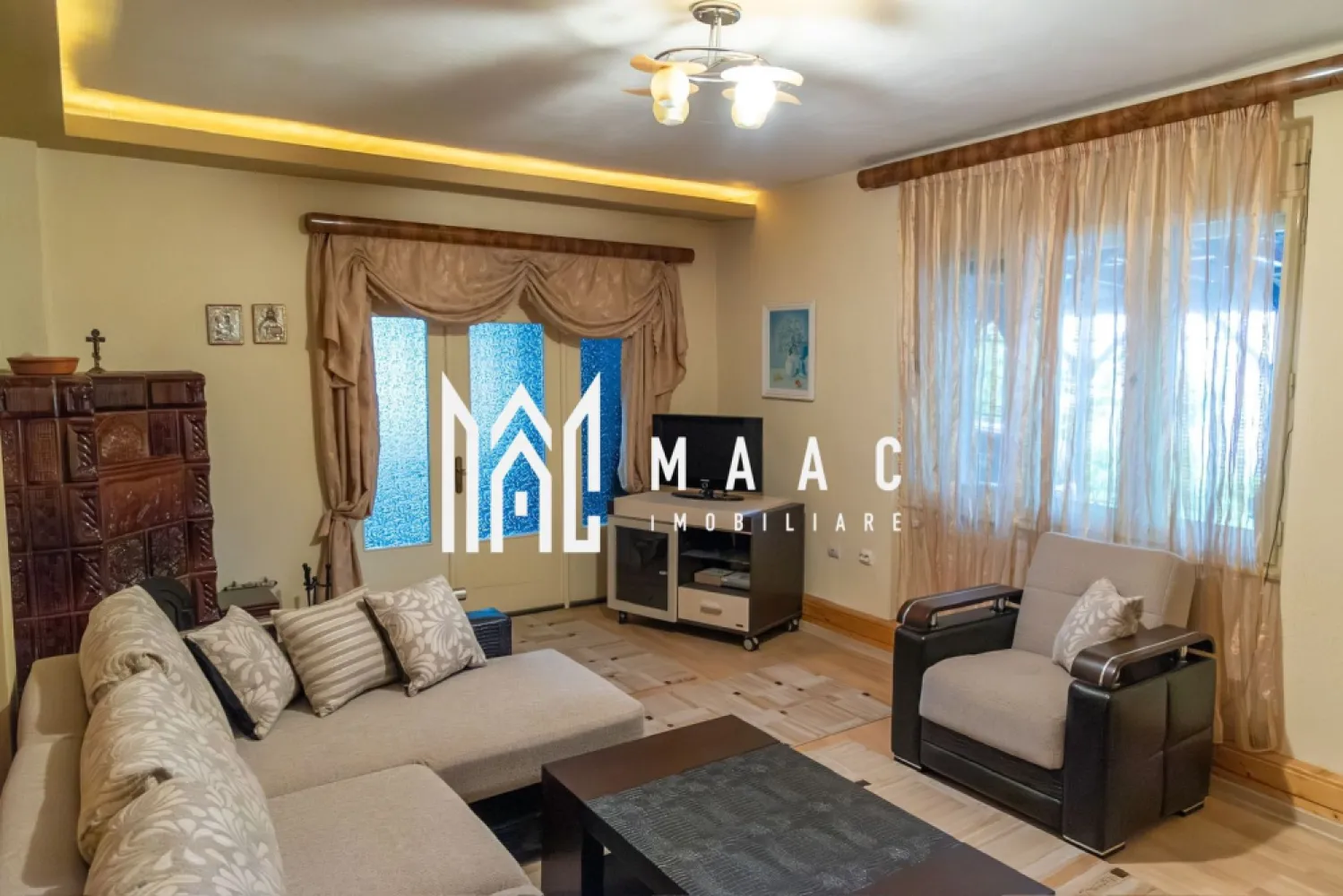 Casa individuala 5 camere | Zona centrala Agnita | Teren 990 mp - MAAC Imobiliare vă propune spre vânzare o casă situată aproape de centrul orasului Agnita, o proprietate modernă și eficient compartimentată, ideală pentru locuire permanentă, într-o zonă buna.

Locuința are o suprafață utilă de 170 mp și beneficiază de o curte proprie cu o gradina spatioase de aproximativ 990 mp, deală pentru o familie care își dorește confort, liniște și spațiu verde.

Casa se vinde complet mobilată și utilată, fiind pregătită pentru mutare imediată, fără necesitatea unor investiții suplimentare. Compartimentarea este facuta din 5 camere, doua bai si bucatarie.

Alte avantaje ale proprietatii sunt faptul ca dispune de garaj propriu, pivnita si loc de gratar.

Amplasarea in zona centrala a orasului, fiind o alegere potrivită pentru cei care își doresc liniștea unei zone rezidențiale linistite.

Pentru mai multe detalii sau programarea unei vizionări, nu ezitați să ne contactați specificand ID: CP3111609