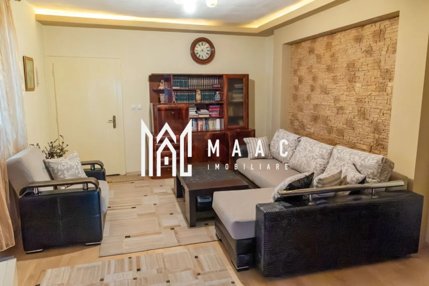 Casa individuala 5 camere | Zona centrala Agnita | Teren 990 mp - MAAC Imobiliare vă propune spre vânzare o casă situată aproape de centrul orasului Agnita, o proprietate modernă și eficient compartimentată, ideală pentru locuire permanentă, într-o zonă buna.

Locuința are o suprafață utilă de 170 mp și beneficiază de o curte proprie cu o gradina spatioase de aproximativ 990 mp, deală pentru o familie care își dorește confort, liniște și spațiu verde.

Casa se vinde complet mobilată și utilată, fiind pregătită pentru mutare imediată, fără necesitatea unor investiții suplimentare. Compartimentarea este facuta din 5 camere, doua bai si bucatarie.

Alte avantaje ale proprietatii sunt faptul ca dispune de garaj propriu, pivnita si loc de gratar.

Amplasarea in zona centrala a orasului, fiind o alegere potrivită pentru cei care își doresc liniștea unei zone rezidențiale linistite.

Pentru mai multe detalii sau programarea unei vizionări, nu ezitați să ne contactați specificand ID: CP3111609