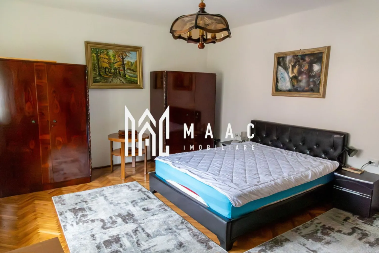 Casa individuala 5 camere | Zona centrala Agnita | Teren 990 mp - MAAC Imobiliare vă propune spre vânzare o casă situată aproape de centrul orasului Agnita, o proprietate modernă și eficient compartimentată, ideală pentru locuire permanentă, într-o zonă buna.

Locuința are o suprafață utilă de 170 mp și beneficiază de o curte proprie cu o gradina spatioase de aproximativ 990 mp, deală pentru o familie care își dorește confort, liniște și spațiu verde.

Casa se vinde complet mobilată și utilată, fiind pregătită pentru mutare imediată, fără necesitatea unor investiții suplimentare. Compartimentarea este facuta din 5 camere, doua bai si bucatarie.

Alte avantaje ale proprietatii sunt faptul ca dispune de garaj propriu, pivnita si loc de gratar.

Amplasarea in zona centrala a orasului, fiind o alegere potrivită pentru cei care își doresc liniștea unei zone rezidențiale linistite.

Pentru mai multe detalii sau programarea unei vizionări, nu ezitați să ne contactați specificand ID: CP3111609
