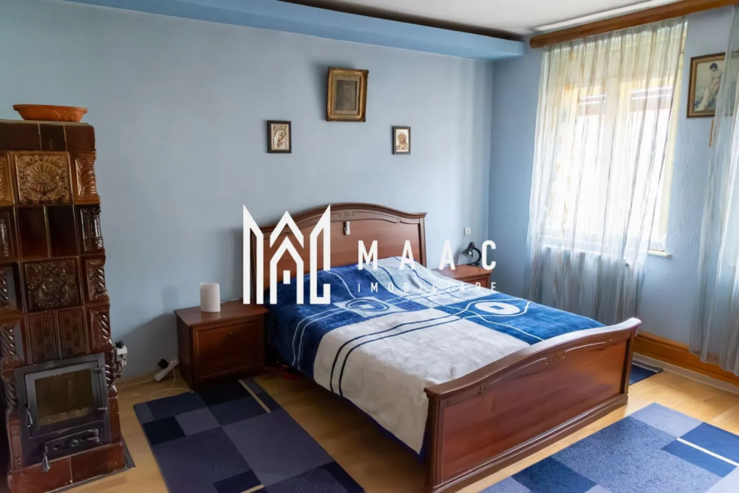 Casa individuala 5 camere | Zona centrala Agnita | Teren 990 mp - MAAC Imobiliare vă propune spre vânzare o casă situată aproape de centrul orasului Agnita, o proprietate modernă și eficient compartimentată, ideală pentru locuire permanentă, într-o zonă buna.

Locuința are o suprafață utilă de 170 mp și beneficiază de o curte proprie cu o gradina spatioase de aproximativ 990 mp, deală pentru o familie care își dorește confort, liniște și spațiu verde.

Casa se vinde complet mobilată și utilată, fiind pregătită pentru mutare imediată, fără necesitatea unor investiții suplimentare. Compartimentarea este facuta din 5 camere, doua bai si bucatarie.

Alte avantaje ale proprietatii sunt faptul ca dispune de garaj propriu, pivnita si loc de gratar.

Amplasarea in zona centrala a orasului, fiind o alegere potrivită pentru cei care își doresc liniștea unei zone rezidențiale linistite.

Pentru mai multe detalii sau programarea unei vizionări, nu ezitați să ne contactați specificand ID: CP3111609