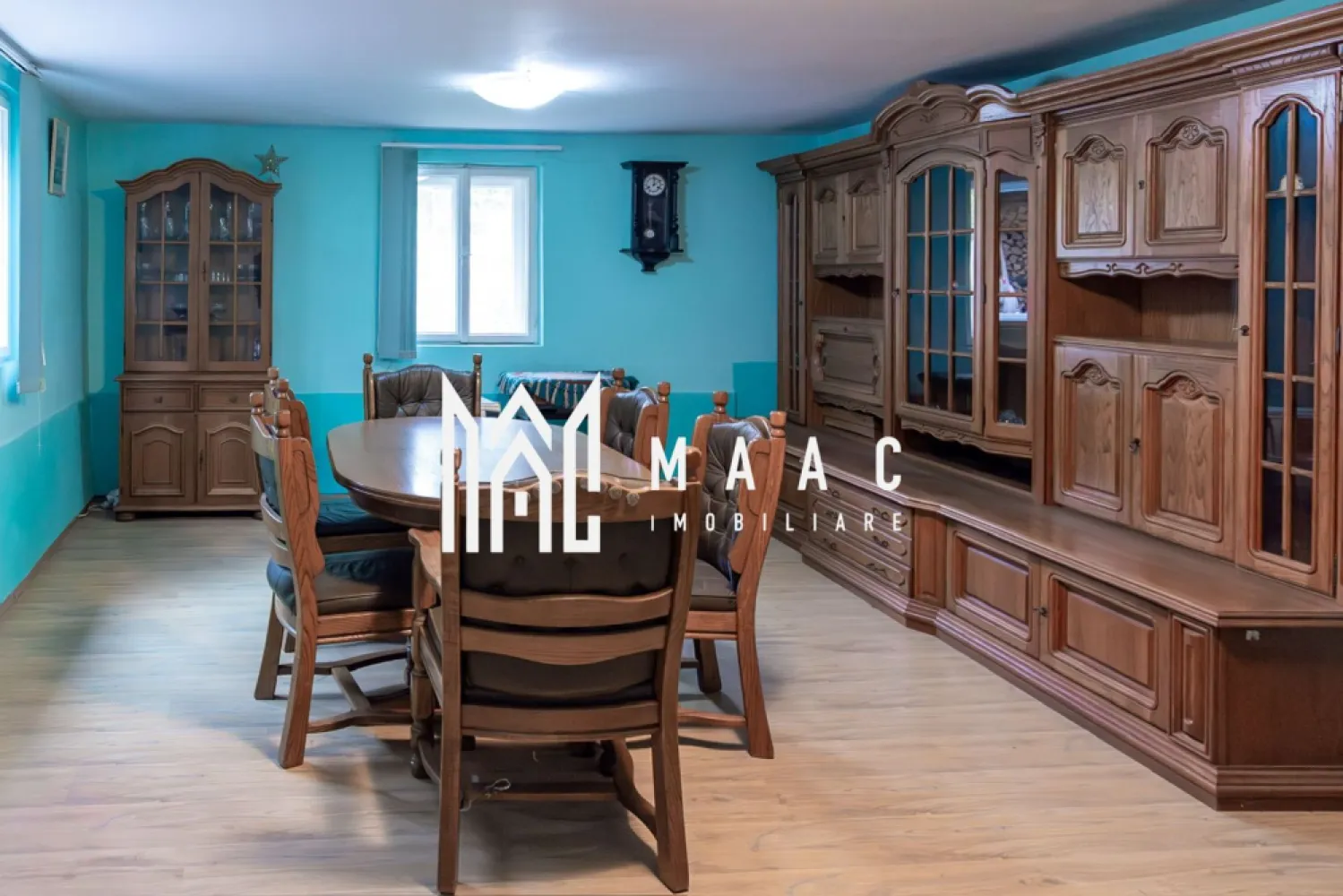 Casa individuala 5 camere | Zona centrala Agnita | Teren 990 mp - MAAC Imobiliare vă propune spre vânzare o casă situată aproape de centrul orasului Agnita, o proprietate modernă și eficient compartimentată, ideală pentru locuire permanentă, într-o zonă buna.

Locuința are o suprafață utilă de 170 mp și beneficiază de o curte proprie cu o gradina spatioase de aproximativ 990 mp, deală pentru o familie care își dorește confort, liniște și spațiu verde.

Casa se vinde complet mobilată și utilată, fiind pregătită pentru mutare imediată, fără necesitatea unor investiții suplimentare. Compartimentarea este facuta din 5 camere, doua bai si bucatarie.

Alte avantaje ale proprietatii sunt faptul ca dispune de garaj propriu, pivnita si loc de gratar.

Amplasarea in zona centrala a orasului, fiind o alegere potrivită pentru cei care își doresc liniștea unei zone rezidențiale linistite.

Pentru mai multe detalii sau programarea unei vizionări, nu ezitați să ne contactați specificand ID: CP3111609