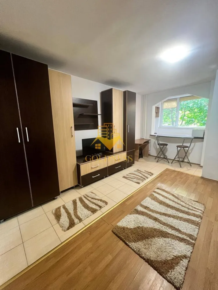1 Camera, Marasti, Ira, Leroy Merlin, FSEGA, Expo Transilvania - GOLDNESS Imobiliare vă propune spre închiriere o garsonieră semidecomandată complet mobilată și utilată, cu o suprafață de 33 m², la parter într-un imobil de 4 etaje, în apropierea Expo Transilvania și FSEGA.
Se află în apropierea stațiilor de transport în comun, magazine, restaurante, spații verzi, farmacii, etc.

Apartamentul este compartimentat astfel:
 * camera cu canapea extensibila, TV, comodă TV, dressing.
 * baie complet utilată cu cada, calorifer port prosop și dulap pentru depozitare.
 * Bucătăria este dotată cu aragaz, frigider, cuptor, cuptor cu microunde.
 * Imobilul este dotat cu termoficare, mașină de spălat haine, etc.

Dacă sunteți interesați de acest apartament și doriți să îl vizionați, dar și pentru alte oferte nu ezitați să ne contactați telefonic sau prin e-mail. Vă stăm la dispoziție!
Pentru intermediere se percepe un comision de 50% din prețul chiriei!
