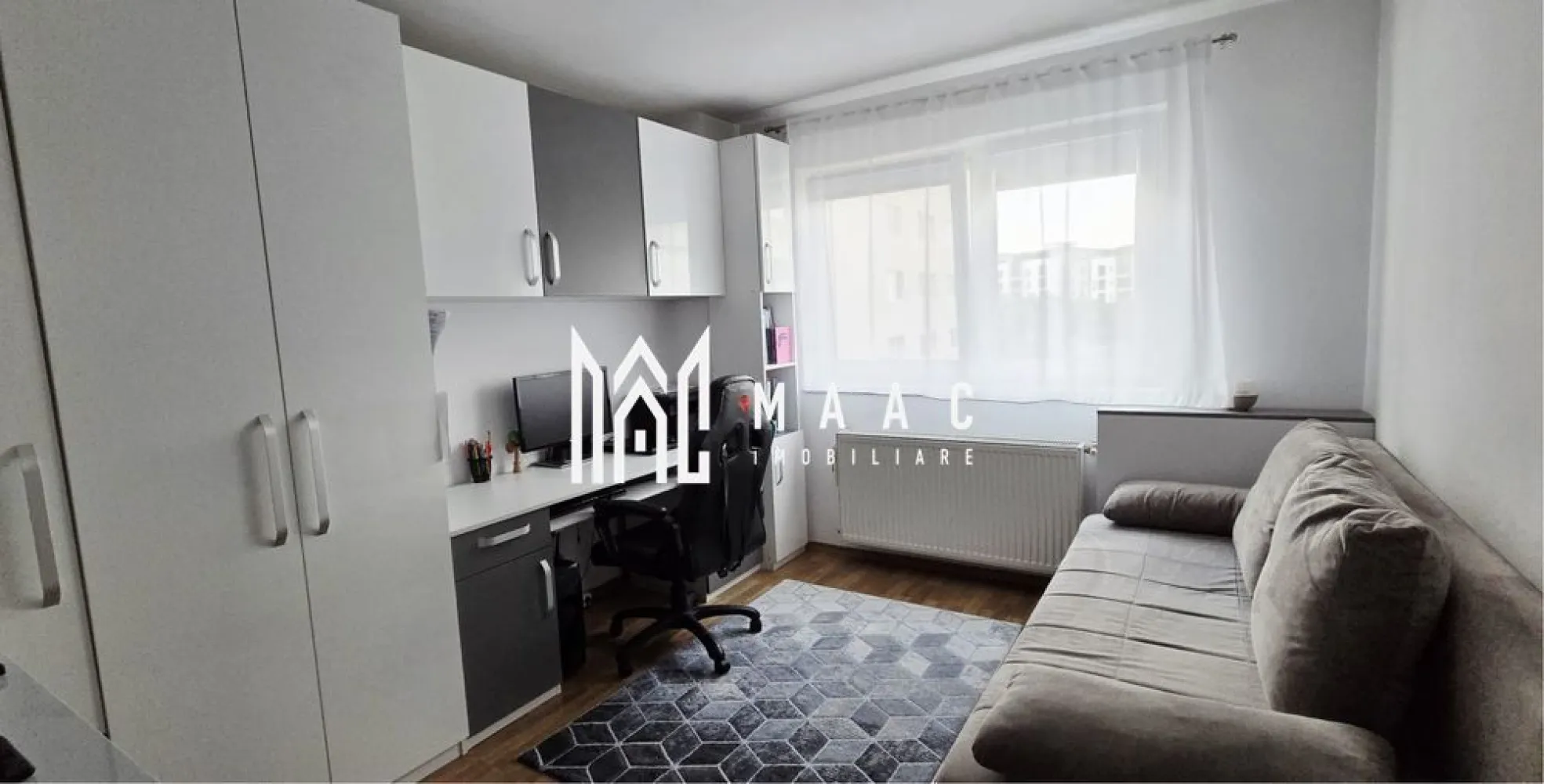 Apartament 3 camere | Decomandat | 2 Locuri de parcare | Turnișor - MAAC Imobiliare vă propune spre vânzare un apartament spațios și modern, situat în zona Turnișor.

Caracteristici principale
• apartament decomandat, luminos și eficient compartimentat
• suprafață utilă de 67 mp + balcon generos de 10 mp
• situat la etajul 2 din 4
• se vinde complet mobilat și utilat
• 2 locuri de parcare incluse în preț, prevăzute cu blocatoare

Compartimentare și dotări
• living spațios, cu șemineu electric cu degajare de căldură
• 2 dormitoare
• baie
• balcon de 10 mp
• aer condiționat
• centrală termică Vaillant aflată încă în garanție
• mașină de spălat rufe
• uscător de rufe
• mașină de spălat vase

Avantaje și beneficii
• acces rapid către magazine, școli, grădinițe și mijloace de transport
• posibilitate de achiziționare separată a unei pivnițe de 7 mp

Pentru mai multe detalii sau programarea unei vizionări, vă rugăm să ne contactați și să menționați ID-ul proprietății: CP3096326.