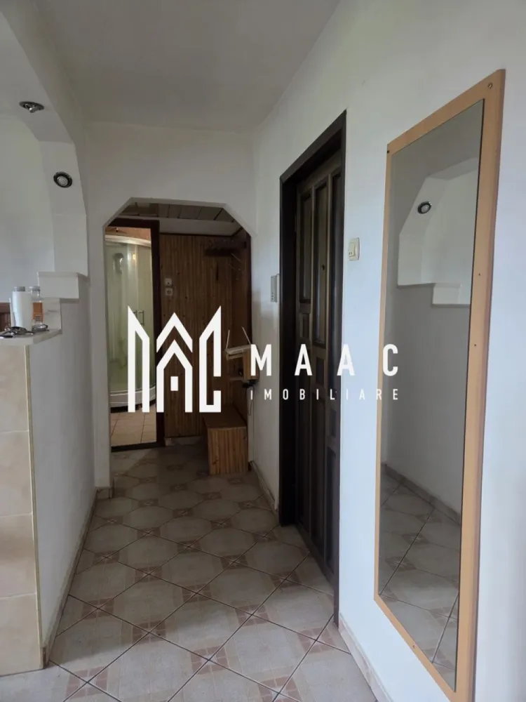 Apartament 2 Camere | Decomandat | Etaj 3 | Vasile Aaron - MAAC Imobiliare vă propune spre vânzare un apartament luminos și bine compartimentat, situat într-o zonă liniștită din cartierul Vasile Aaron.

Caracteristici principale

• suprafață utilă de 48 mp
• balcon închis de aproximativ 4 mp
• compartimentare - decomandată

Compartimentare și dotări

• living
• dormitor
• bucătărie separată
• hol generos
• baie
• balcon închis cu acces din bucătărie
• centrală termică proprie
• geamuri termopan
• parchet, gresie și faianță
• instalație electrică complet schimbată
• instalație sanitară înlocuită în urmă cu aproximativ 10 ani
• centrală și aragaz amplasate pe balcon
• pivniță inclusă
• boxă în pod pentru depozitare

Localizare și avantaje

• situat în cartierul Vasile Aaron
• vedere panoramică
• bloc prevăzut cu acoperiș din țiglă
• acces rapid către Profi, Penny, piață și alte puncte comerciale
• aproape de școli, grădinițe și mijloace de transport în comun

 Pentru mai multe detalii și programarea unei vizionări, vă rugăm să ne contactați și să menționați ID-ul proprietății: CP3105358.