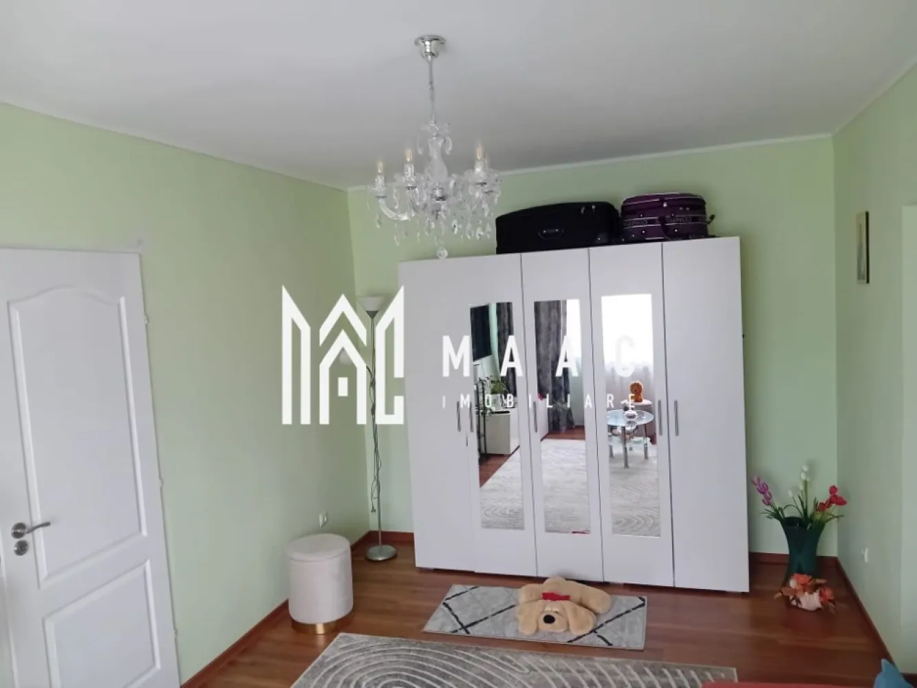 Apartament 2 Camere | Semidecomandat | Balcon Închis | Etaj 3 - MAAC Imobiliare vă propune spre vânzare un apartament cu 2 camere, semidecomandat, potrivit atât pentru locuit, cât și pentru investiție.

Caracteristici principale

• suprafață utilă de 44 mp
• balcon închis de 3 mp
• compartimentare semidecomandată
• etaj 3

Compartimentare și dotări

• living
• dormitor
• bucătărie separată
• baie
• balcon închis cu termopan
• centrală termică proprie
• geamuri termopan

Localizare și avantaje

• zonă accesibilă și bine conectată
• acces rapid către magazine și mijloace de transport
• potrivit atât pentru locuire, cât și pentru investiție

 Pentru mai multe detalii și programarea unei vizionări, vă rugăm să ne contactați și să menționați ID-ul proprietății: CP3105435.