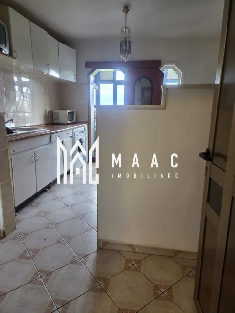 Apartament 2 Camere | Decomandat | Etaj 3 | Vasile Aaron - MAAC Imobiliare vă propune spre vânzare un apartament luminos și bine compartimentat, situat într-o zonă liniștită din cartierul Vasile Aaron.

Caracteristici principale

• suprafață utilă de 48 mp
• balcon închis de aproximativ 4 mp
• compartimentare - decomandată

Compartimentare și dotări

• living
• dormitor
• bucătărie separată
• hol generos
• baie
• balcon închis cu acces din bucătărie
• centrală termică proprie
• geamuri termopan
• parchet, gresie și faianță
• instalație electrică complet schimbată
• instalație sanitară înlocuită în urmă cu aproximativ 10 ani
• centrală și aragaz amplasate pe balcon
• pivniță inclusă
• boxă în pod pentru depozitare

Localizare și avantaje

• situat în cartierul Vasile Aaron
• vedere panoramică
• bloc prevăzut cu acoperiș din țiglă
• acces rapid către Profi, Penny, piață și alte puncte comerciale
• aproape de școli, grădinițe și mijloace de transport în comun

 Pentru mai multe detalii și programarea unei vizionări, vă rugăm să ne contactați și să menționați ID-ul proprietății: CP3105358.