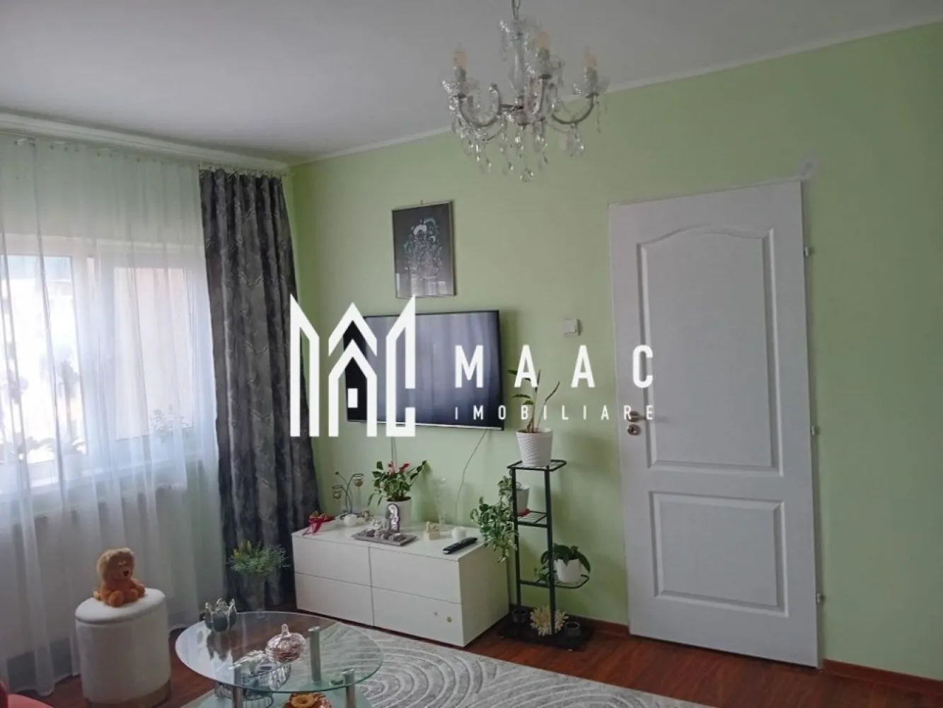 Apartament 2 Camere | Semidecomandat | Balcon Închis | Etaj 3 - MAAC Imobiliare vă propune spre vânzare un apartament cu 2 camere, semidecomandat, potrivit atât pentru locuit, cât și pentru investiție.

Caracteristici principale

• suprafață utilă de 44 mp
• balcon închis de 3 mp
• compartimentare semidecomandată
• etaj 3

Compartimentare și dotări

• living
• dormitor
• bucătărie separată
• baie
• balcon închis cu termopan
• centrală termică proprie
• geamuri termopan

Localizare și avantaje

• zonă accesibilă și bine conectată
• acces rapid către magazine și mijloace de transport
• potrivit atât pentru locuire, cât și pentru investiție

 Pentru mai multe detalii și programarea unei vizionări, vă rugăm să ne contactați și să menționați ID-ul proprietății: CP3105435.