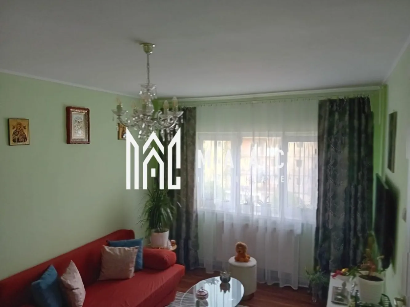 Apartament 2 Camere | Semidecomandat | Balcon Închis | Etaj 3 - MAAC Imobiliare vă propune spre vânzare un apartament cu 2 camere, semidecomandat, potrivit atât pentru locuit, cât și pentru investiție.

Caracteristici principale

• suprafață utilă de 44 mp
• balcon închis de 3 mp
• compartimentare semidecomandată
• etaj 3

Compartimentare și dotări

• living
• dormitor
• bucătărie separată
• baie
• balcon închis cu termopan
• centrală termică proprie
• geamuri termopan

Localizare și avantaje

• zonă accesibilă și bine conectată
• acces rapid către magazine și mijloace de transport
• potrivit atât pentru locuire, cât și pentru investiție

 Pentru mai multe detalii și programarea unei vizionări, vă rugăm să ne contactați și să menționați ID-ul proprietății: CP3105435.