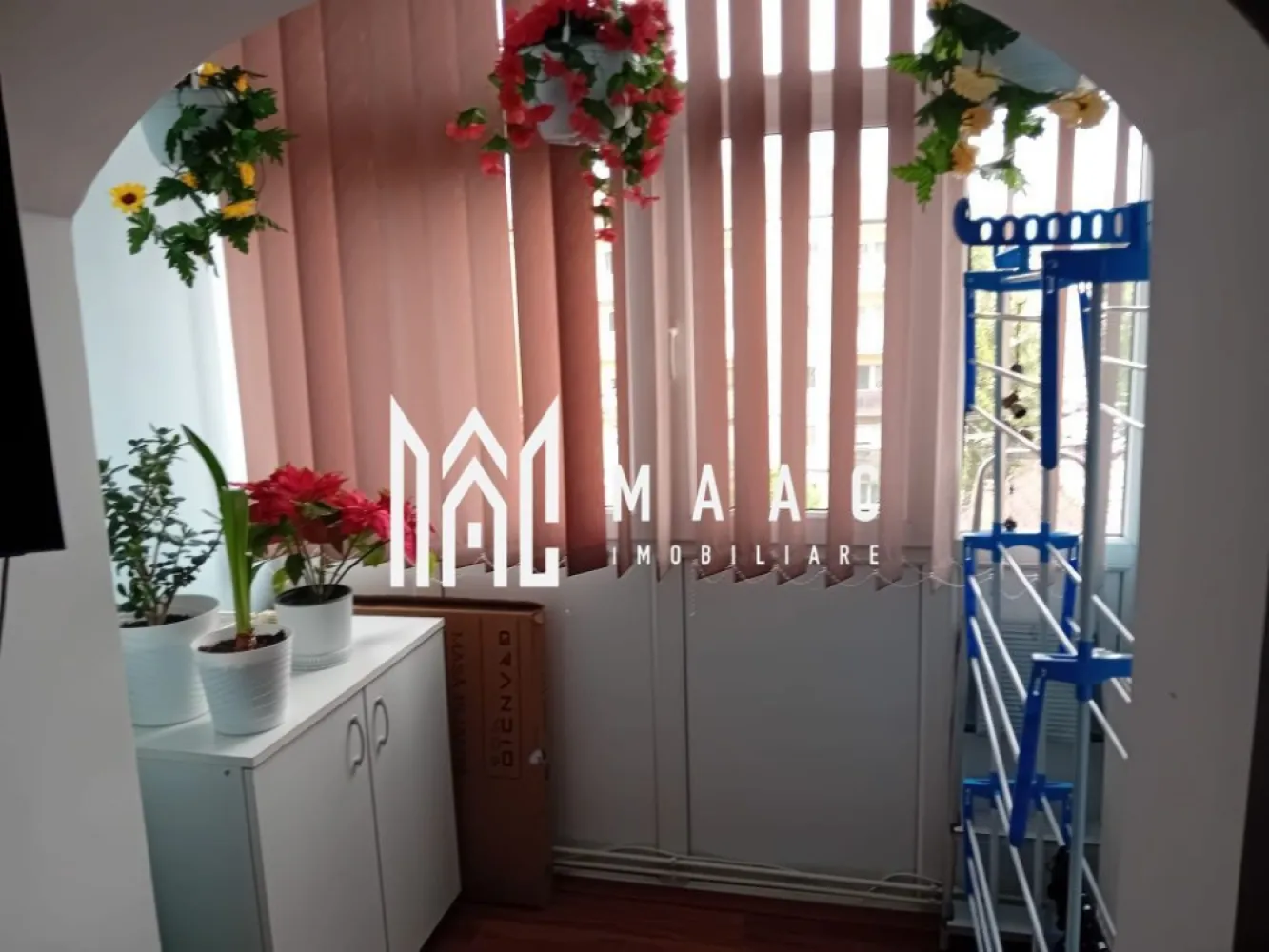 Apartament 2 Camere | Semidecomandat | Balcon Închis | Etaj 3 - MAAC Imobiliare vă propune spre vânzare un apartament cu 2 camere, semidecomandat, potrivit atât pentru locuit, cât și pentru investiție.

Caracteristici principale

• suprafață utilă de 44 mp
• balcon închis de 3 mp
• compartimentare semidecomandată
• etaj 3

Compartimentare și dotări

• living
• dormitor
• bucătărie separată
• baie
• balcon închis cu termopan
• centrală termică proprie
• geamuri termopan

Localizare și avantaje

• zonă accesibilă și bine conectată
• acces rapid către magazine și mijloace de transport
• potrivit atât pentru locuire, cât și pentru investiție

 Pentru mai multe detalii și programarea unei vizionări, vă rugăm să ne contactați și să menționați ID-ul proprietății: CP3105435.