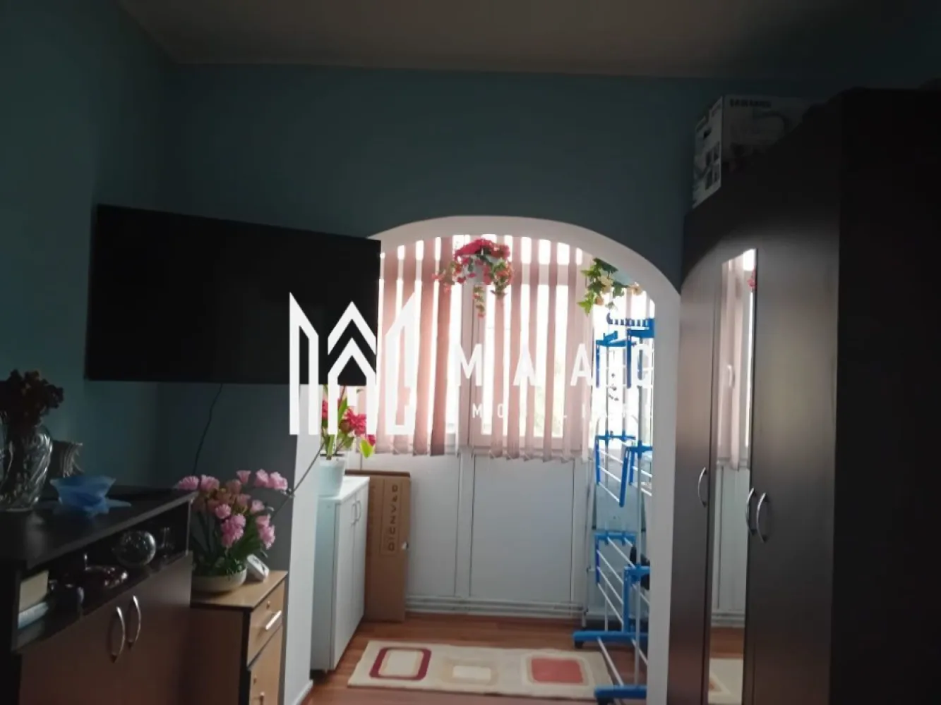 Apartament 2 Camere | Semidecomandat | Balcon Închis | Etaj 3 - MAAC Imobiliare vă propune spre vânzare un apartament cu 2 camere, semidecomandat, potrivit atât pentru locuit, cât și pentru investiție.

Caracteristici principale

• suprafață utilă de 44 mp
• balcon închis de 3 mp
• compartimentare semidecomandată
• etaj 3

Compartimentare și dotări

• living
• dormitor
• bucătărie separată
• baie
• balcon închis cu termopan
• centrală termică proprie
• geamuri termopan

Localizare și avantaje

• zonă accesibilă și bine conectată
• acces rapid către magazine și mijloace de transport
• potrivit atât pentru locuire, cât și pentru investiție

 Pentru mai multe detalii și programarea unei vizionări, vă rugăm să ne contactați și să menționați ID-ul proprietății: CP3105435.