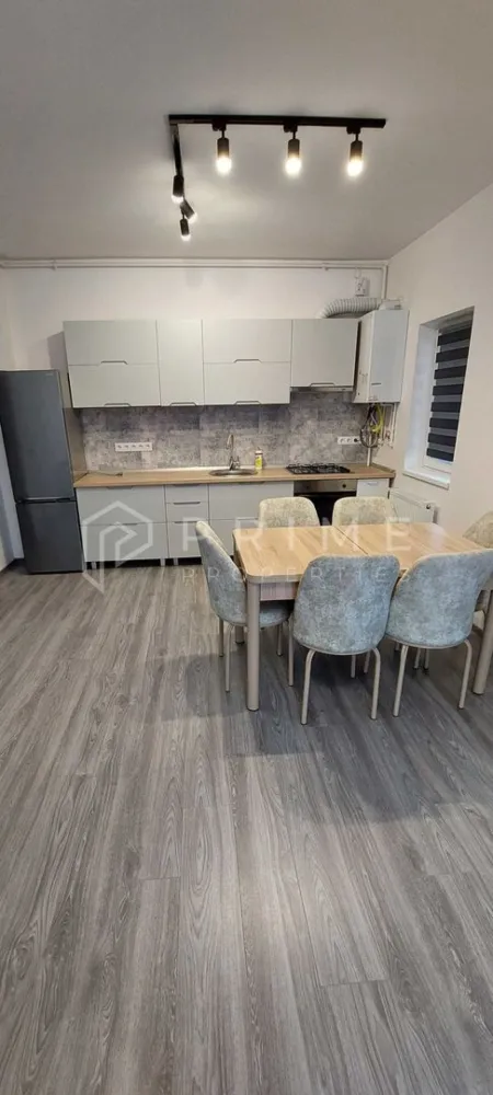 Închiriere Apartament 2 camere, Green Residence (Cartier Unirii) - Cauți un cămin modern, situat într-un complex rezidențial de top? Vă propunem spre închiriere un apartament decomandat, situat la parterul unui imobil nou (cu regim mic de înălțime, P+2), în cartierul Unirii, complexul Green Residence.

De ce să alegeți acest apartament:

Confort și Design: Apartament decomandat, generos (60 mp), mobilat și utilat complet – gata pentru mutarea imediată.
Complex Rezidențial: Locuință situată într-o zonă liniștită și sigură, specifică complexului Green Residence.
Avantaj major: Loc de parcare propriu inclus în preț.
Accesibilitate: Ideal pentru cei care doresc confortul unei construcții noi și proximitatea față de punctele de interes din cartierul Unirii.
Condiții de închiriere:

Chirie: 400 € / lună.
Garanție: Contravaloarea unei chirii. 

Promisiunea Prime Properties:
Vă oferim siguranță, transparență și servicii impecabile pe tot parcursul drumului către casa ideală. Dacă această proprietate nu corespunde nevoilor dumneavoastră, lăsați-ne să găsim alternativa potrivită stilului dumneavoastră de viață.

📞 Contactați-ne astăzi pentru a programa o vizionare !