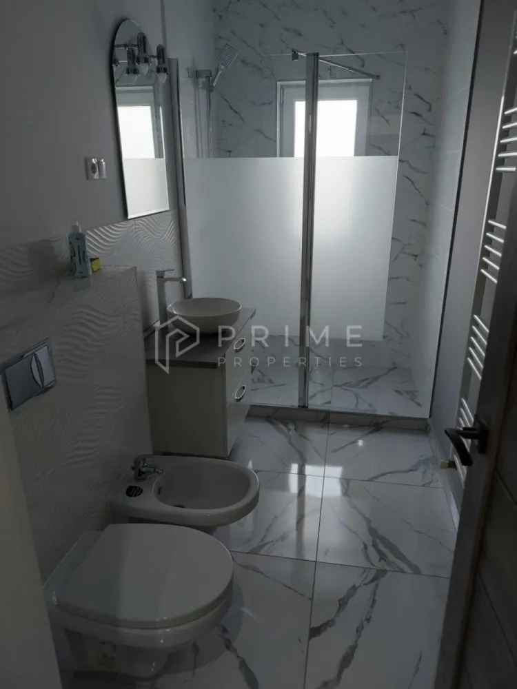 Închiriere Apartament 2 camere, Green Residence (Cartier Unirii) - Cauți un cămin modern, situat într-un complex rezidențial de top? Vă propunem spre închiriere un apartament decomandat, situat la parterul unui imobil nou (cu regim mic de înălțime, P+2), în cartierul Unirii, complexul Green Residence.

De ce să alegeți acest apartament:

Confort și Design: Apartament decomandat, generos (60 mp), mobilat și utilat complet – gata pentru mutarea imediată.
Complex Rezidențial: Locuință situată într-o zonă liniștită și sigură, specifică complexului Green Residence.
Avantaj major: Loc de parcare propriu inclus în preț.
Accesibilitate: Ideal pentru cei care doresc confortul unei construcții noi și proximitatea față de punctele de interes din cartierul Unirii.
Condiții de închiriere:

Chirie: 400 € / lună.
Garanție: Contravaloarea unei chirii. 

Promisiunea Prime Properties:
Vă oferim siguranță, transparență și servicii impecabile pe tot parcursul drumului către casa ideală. Dacă această proprietate nu corespunde nevoilor dumneavoastră, lăsați-ne să găsim alternativa potrivită stilului dumneavoastră de viață.

📞 Contactați-ne astăzi pentru a programa o vizionare !
