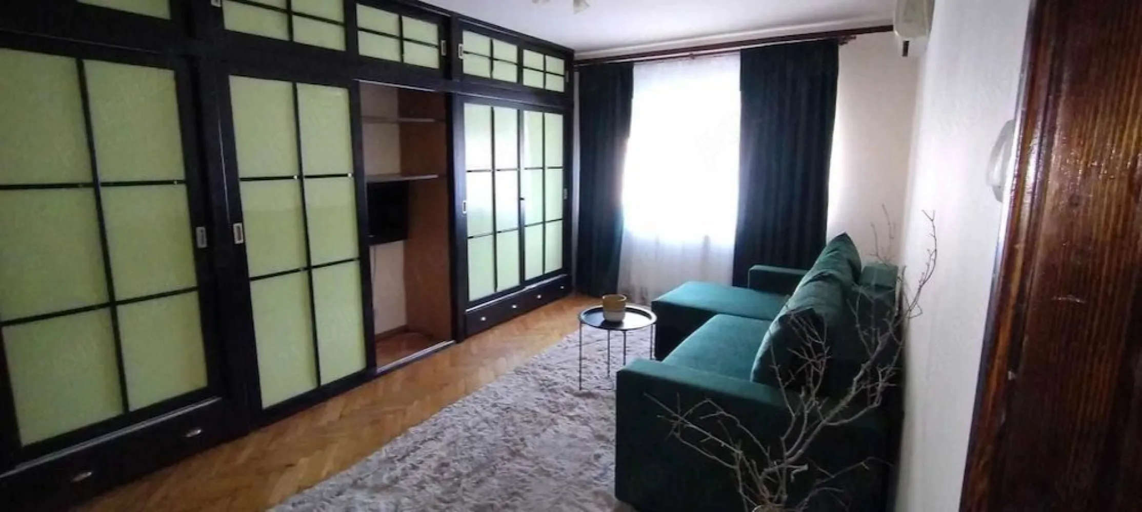 De inchiriat apartament 2 camere Piata Centrala, 430 euro - Se ofera spre închiriere pe termen lung un apartament cu 2 camere, situat în zona Piața Centrală, la etajul 3, într-o locație excelentă, cu acces rapid către toate punctele de interes ale orașului.
Apartamentul este curat, luminos și foarte bine întreținut, fiind ideal pentru studenți, cupluri sau persoane active care își doresc confort și accesibilitate.
 Localizare avantajoasă:
• la câteva minute de mers pe jos de școli și facultăți
• aproape de stații de autobuz și tramvai
• în vecinătatea pieței de legume-fructe, magazinelor și centrului orașului.
Dotări și beneficii:
• complet mobilat și utilat
• centrală termică proprie
• aer condiționat – 2 unități
• tâmplărie termopan
• ușă metalică
• balcon închis
• mașină de spălat vase
• mașină de spălat rufe
• TV și internet
Preț: 430 Euro/lună + garanție.
La incheierea contractului de inchiriere chiriasul va achita comisionul agentiei imobiliare.
 Disponibil imediat!
Pentru mai multe detalii și vizionare, vă rog să mă contactați 0741.030.291 Marilena.